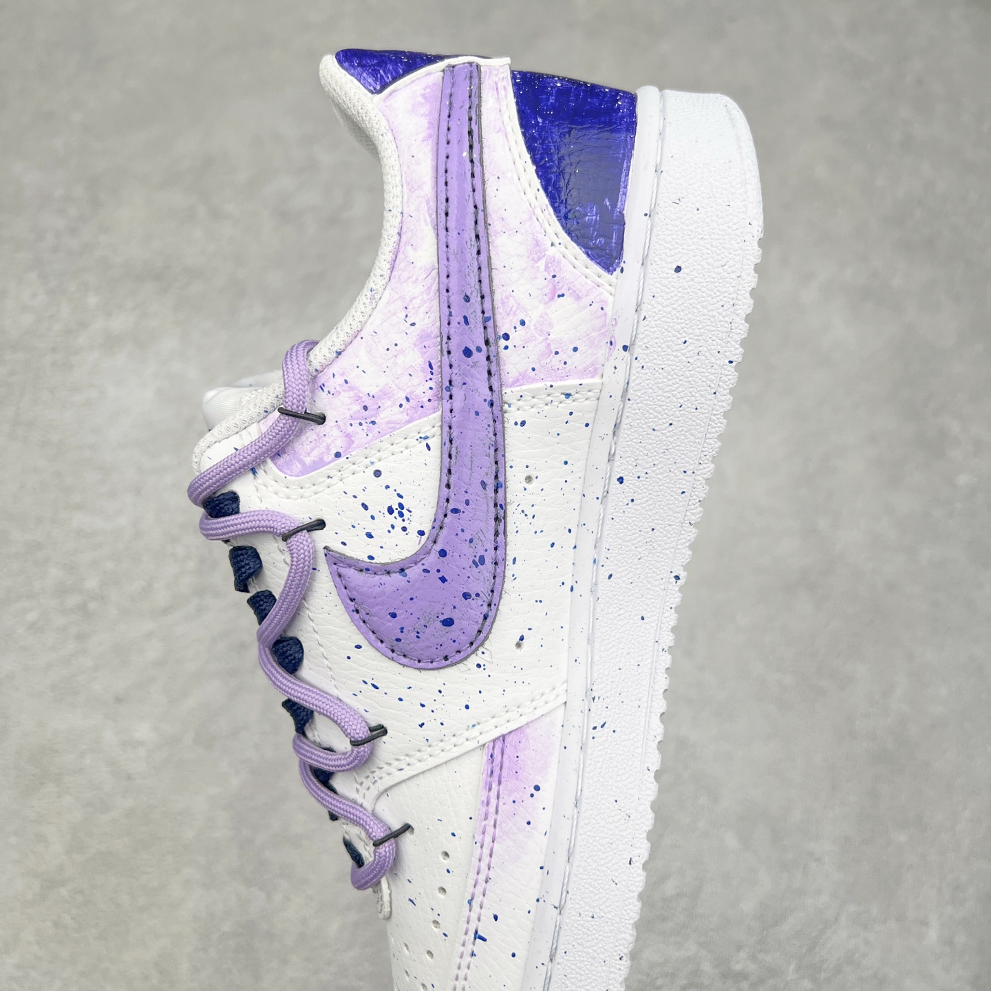 图片[7]-NK Court Vision 1 “镜之魅影”手绘涂鸦定制板鞋 DH2987-066 在那幽谧昏暗的房间里，一面古老的镜子静静伫立，镜面斑驳，裂痕交错，镜之魅影，它不仅是一面镜子的神秘力量，更是我们内心深处对自我的追寻和探索。尺码：36 36.5 37.5 38 38.5 39 40 40.5 41 42 42.5 43 44 44.5 45-选品中心