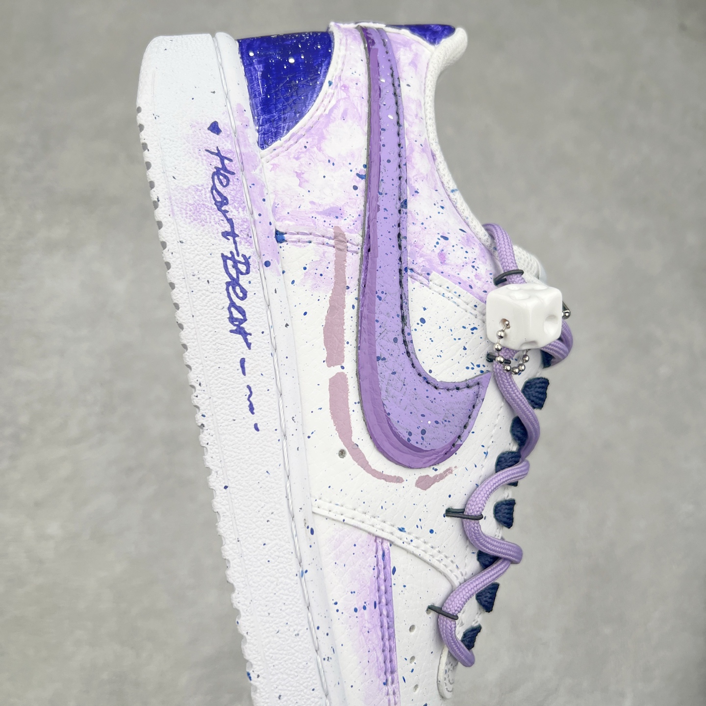 图片[6]-NK Court Vision 1 “镜之魅影”手绘涂鸦定制板鞋 DH2987-066 在那幽谧昏暗的房间里，一面古老的镜子静静伫立，镜面斑驳，裂痕交错，镜之魅影，它不仅是一面镜子的神秘力量，更是我们内心深处对自我的追寻和探索。尺码：36 36.5 37.5 38 38.5 39 40 40.5 41 42 42.5 43 44 44.5 45-选品中心