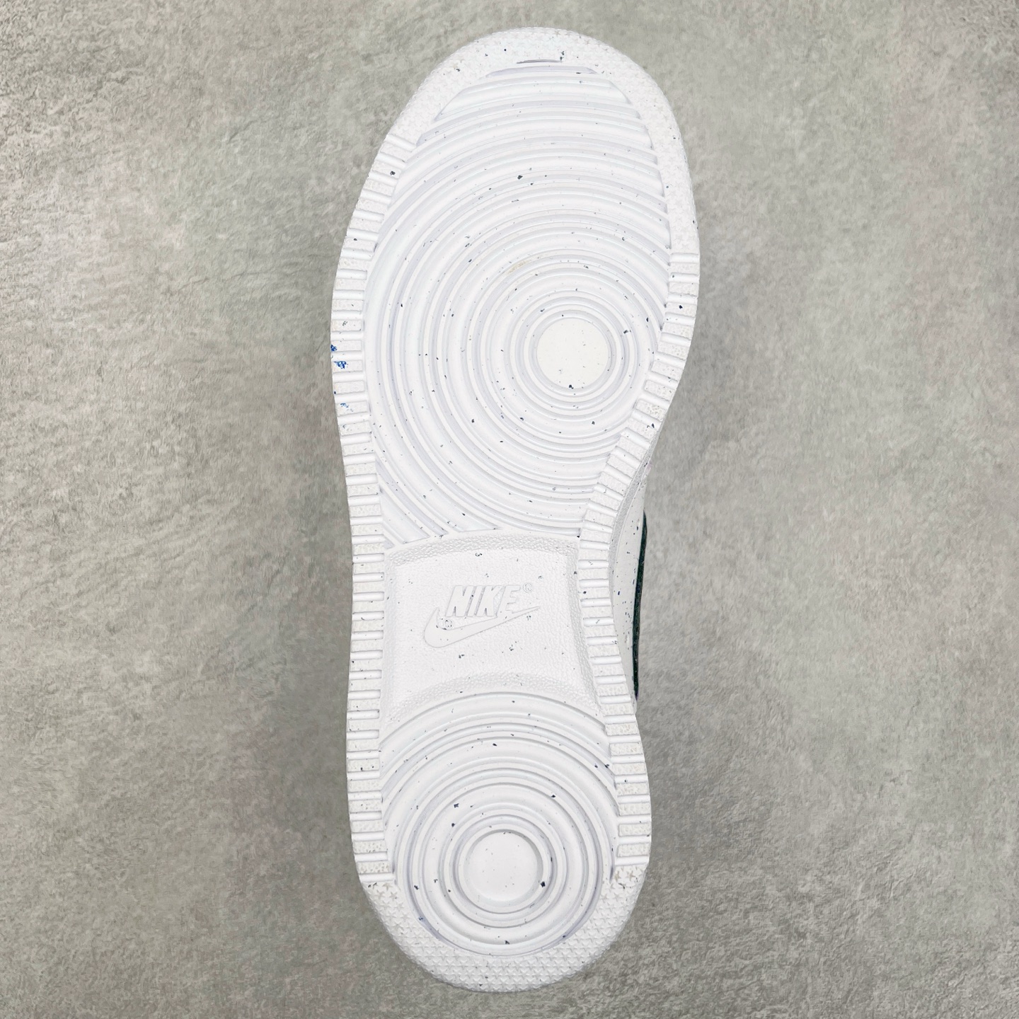 图片[9]-NK Court Vision 1 “镜之魅影”手绘涂鸦定制板鞋 DH2987-066 在那幽谧昏暗的房间里，一面古老的镜子静静伫立，镜面斑驳，裂痕交错，镜之魅影，它不仅是一面镜子的神秘力量，更是我们内心深处对自我的追寻和探索。尺码：36 36.5 37.5 38 38.5 39 40 40.5 41 42 42.5 43 44 44.5 45-选品中心