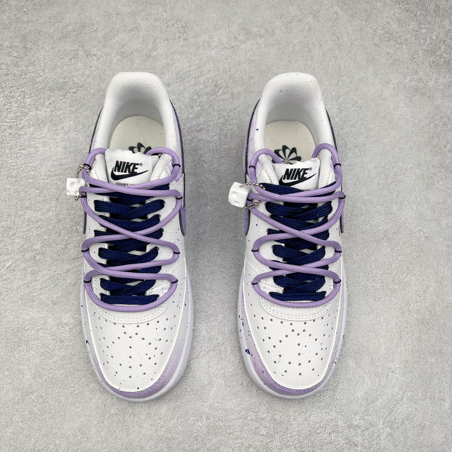 图片[2]-NK Court Vision 1 “镜之魅影”手绘涂鸦定制板鞋 DH2987-066 在那幽谧昏暗的房间里，一面古老的镜子静静伫立，镜面斑驳，裂痕交错，镜之魅影，它不仅是一面镜子的神秘力量，更是我们内心深处对自我的追寻和探索。尺码：36 36.5 37.5 38 38.5 39 40 40.5 41 42 42.5 43 44 44.5 45-选品中心