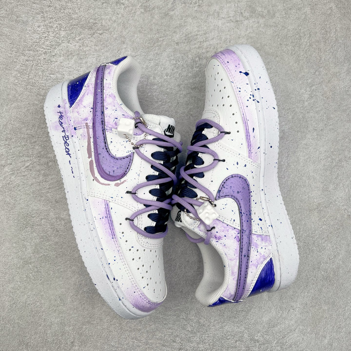 图片[3]-NK Court Vision 1 “镜之魅影”手绘涂鸦定制板鞋 DH2987-066 在那幽谧昏暗的房间里，一面古老的镜子静静伫立，镜面斑驳，裂痕交错，镜之魅影，它不仅是一面镜子的神秘力量，更是我们内心深处对自我的追寻和探索。尺码：36 36.5 37.5 38 38.5 39 40 40.5 41 42 42.5 43 44 44.5 45-选品中心