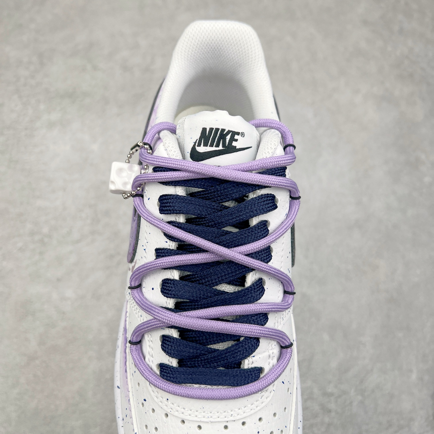 图片[5]-NK Court Vision 1 “镜之魅影”手绘涂鸦定制板鞋 DH2987-066 在那幽谧昏暗的房间里，一面古老的镜子静静伫立，镜面斑驳，裂痕交错，镜之魅影，它不仅是一面镜子的神秘力量，更是我们内心深处对自我的追寻和探索。尺码：36 36.5 37.5 38 38.5 39 40 40.5 41 42 42.5 43 44 44.5 45-选品中心