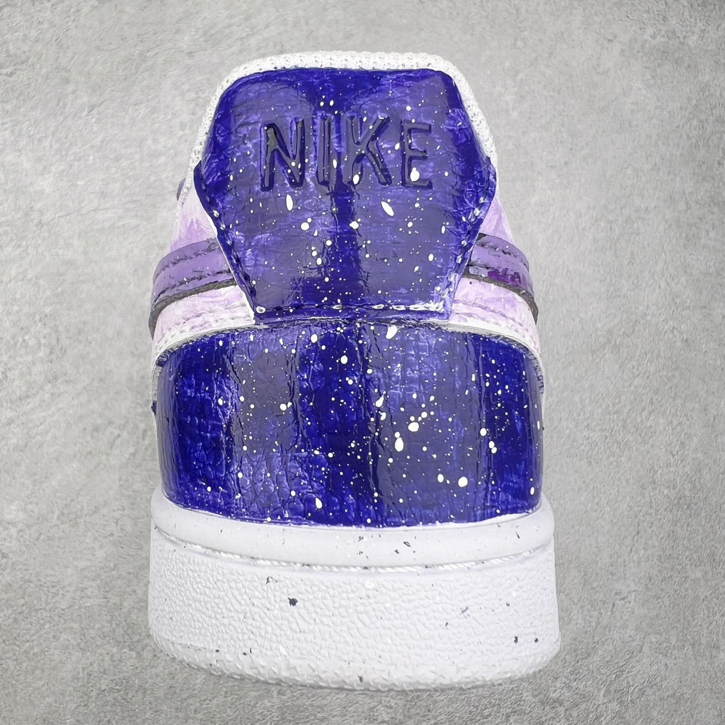 图片[8]-NK Court Vision 1 “镜之魅影”手绘涂鸦定制板鞋 DH2987-066 在那幽谧昏暗的房间里，一面古老的镜子静静伫立，镜面斑驳，裂痕交错，镜之魅影，它不仅是一面镜子的神秘力量，更是我们内心深处对自我的追寻和探索。尺码：36 36.5 37.5 38 38.5 39 40 40.5 41 42 42.5 43 44 44.5 45-选品中心