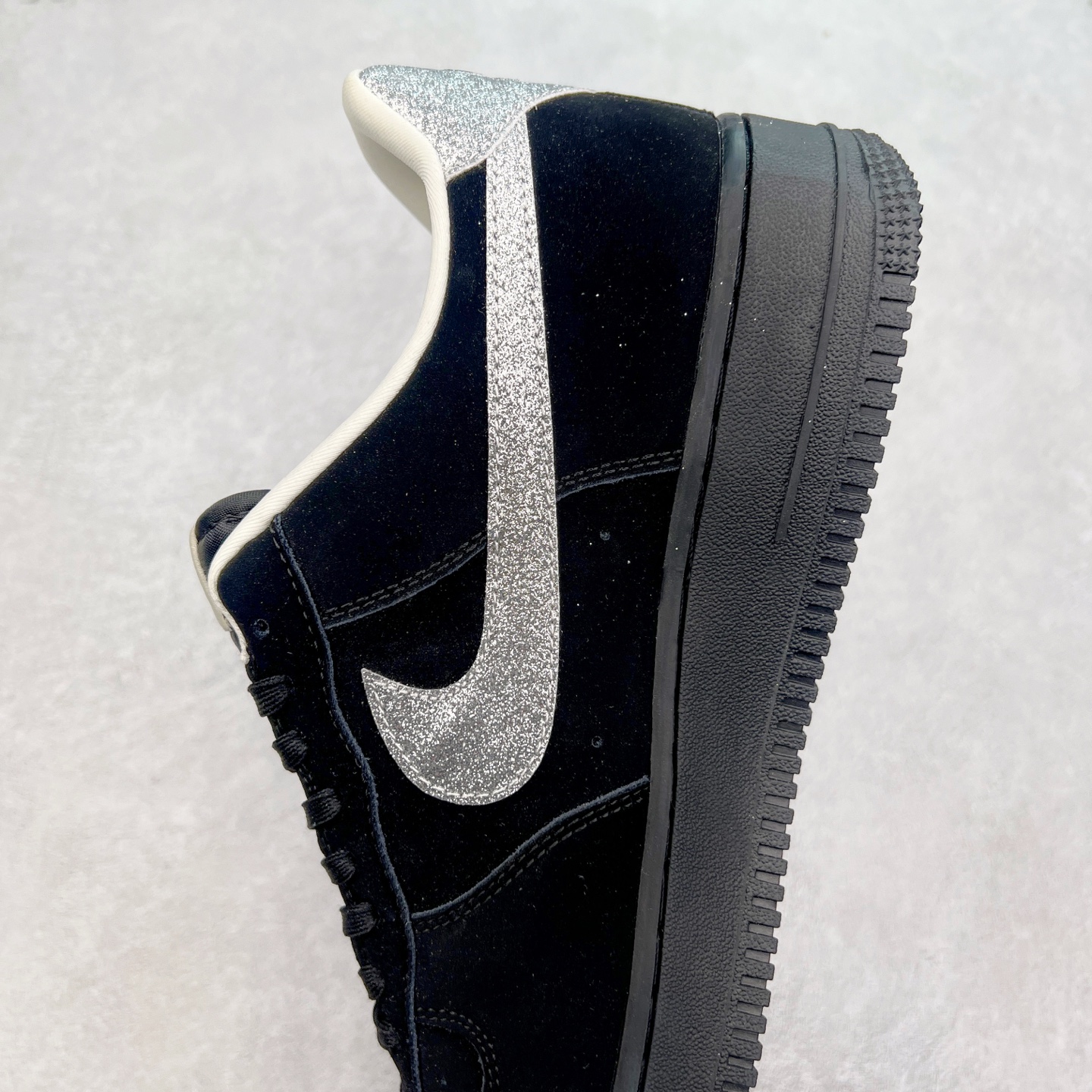 图片[7]-NK Air Force 1´07 Low 空军一号低帮百搭休闲运动板鞋 DF0188-043 柔软、弹性十足的缓震性能和出色的中底设计 横跨复古与现代的外型结合 造就出风靡全球 三十多年的Force 1 直到今天还深受青睐 实拍调校N版已经零色差零失真 百分百还原实物色彩所见即所得 不存在货不对板色差等低级问题 选购参考实物拍摄 不混卖不参货 只用心做好货严格选品 承诺混一赔十 尺码：36 36.5 37.5 38 38.5 39 40 40.5 41 42 42.5 43 44 44.5 45-选品中心