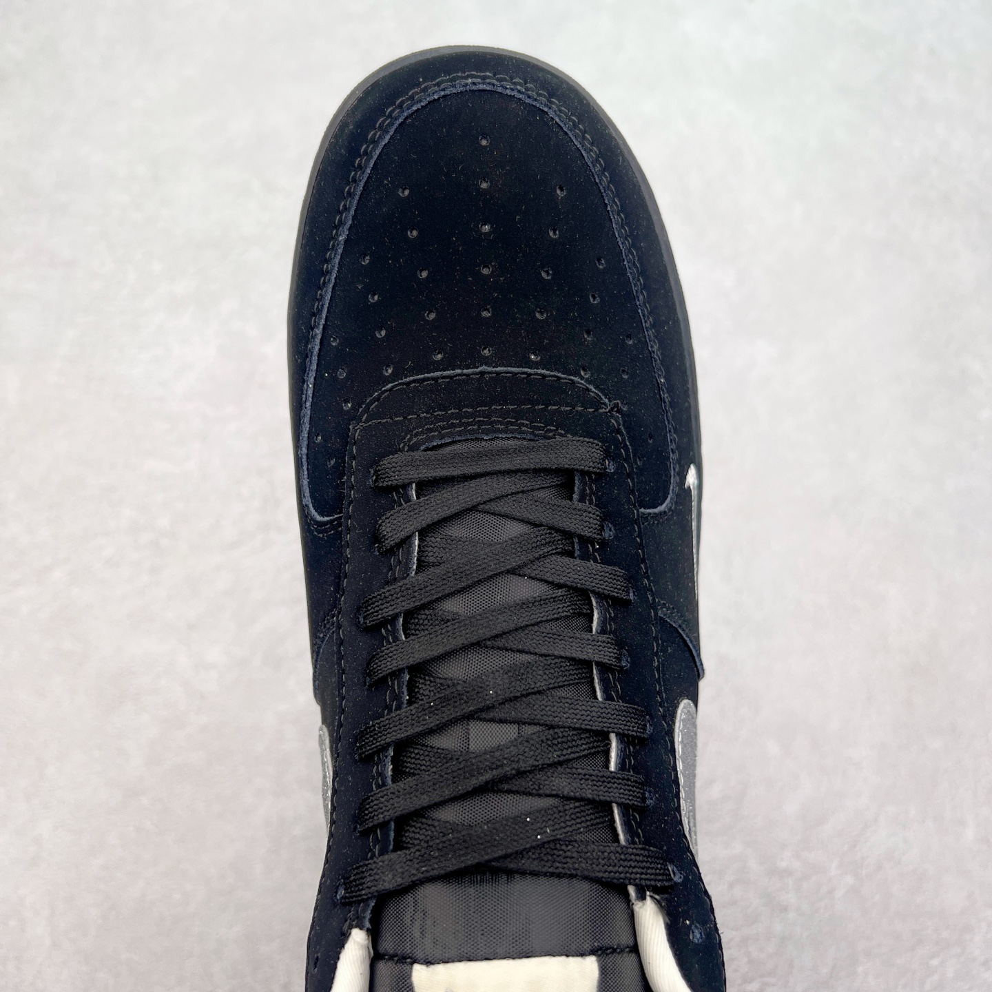 图片[4]-NK Air Force 1´07 Low 空军一号低帮百搭休闲运动板鞋 DF0188-043 柔软、弹性十足的缓震性能和出色的中底设计 横跨复古与现代的外型结合 造就出风靡全球 三十多年的Force 1 直到今天还深受青睐 实拍调校N版已经零色差零失真 百分百还原实物色彩所见即所得 不存在货不对板色差等低级问题 选购参考实物拍摄 不混卖不参货 只用心做好货严格选品 承诺混一赔十 尺码：36 36.5 37.5 38 38.5 39 40 40.5 41 42 42.5 43 44 44.5 45-选品中心