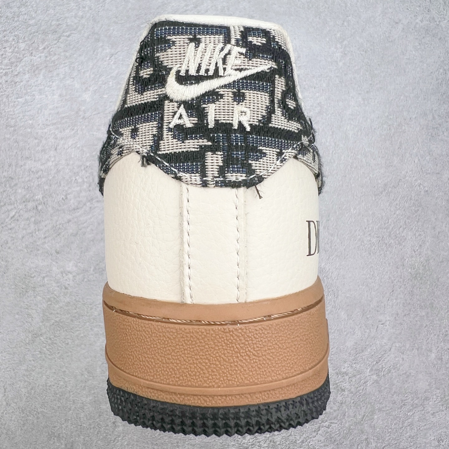 图片[8]-NK Air Force 1´07 Low 空军一号低帮百搭休闲运动板鞋 KK1988-048 柔软、弹性十足的缓震性能和出色的中底设计 横跨复古与现代的外型结合 造就出风靡全球 三十多年的Force 1 直到今天还深受青睐 实拍调校N版已经零色差零失真 百分百还原实物色彩所见即所得 不存在货不对板色差等低级问题 选购参考实物拍摄 不混卖不参货 只用心做好货严格选品 承诺混一赔十 尺码：36 36.5 37.5 38 38.5 39 40 40.5 41 42 42.5 43 44 44.5 45-选品中心