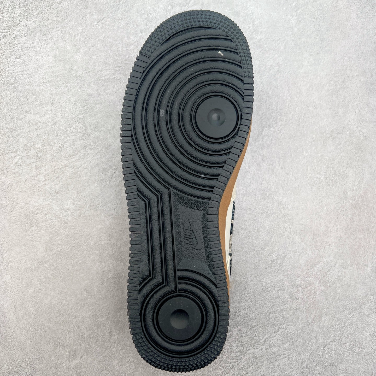 图片[9]-NK Air Force 1´07 Low 空军一号低帮百搭休闲运动板鞋 KK1988-048 柔软、弹性十足的缓震性能和出色的中底设计 横跨复古与现代的外型结合 造就出风靡全球 三十多年的Force 1 直到今天还深受青睐 实拍调校N版已经零色差零失真 百分百还原实物色彩所见即所得 不存在货不对板色差等低级问题 选购参考实物拍摄 不混卖不参货 只用心做好货严格选品 承诺混一赔十 尺码：36 36.5 37.5 38 38.5 39 40 40.5 41 42 42.5 43 44 44.5 45-选品中心