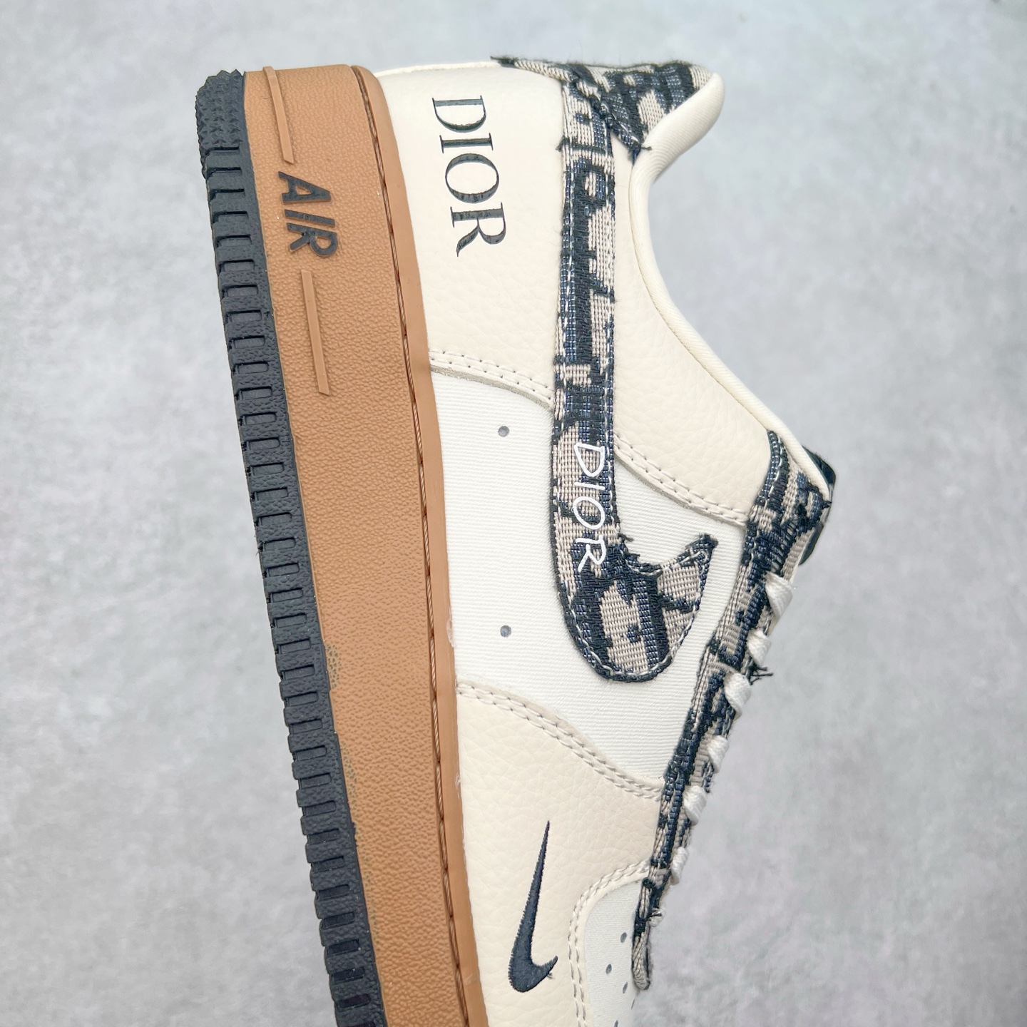 图片[6]-NK Air Force 1´07 Low 空军一号低帮百搭休闲运动板鞋 KK1988-048 柔软、弹性十足的缓震性能和出色的中底设计 横跨复古与现代的外型结合 造就出风靡全球 三十多年的Force 1 直到今天还深受青睐 实拍调校N版已经零色差零失真 百分百还原实物色彩所见即所得 不存在货不对板色差等低级问题 选购参考实物拍摄 不混卖不参货 只用心做好货严格选品 承诺混一赔十 尺码：36 36.5 37.5 38 38.5 39 40 40.5 41 42 42.5 43 44 44.5 45-选品中心