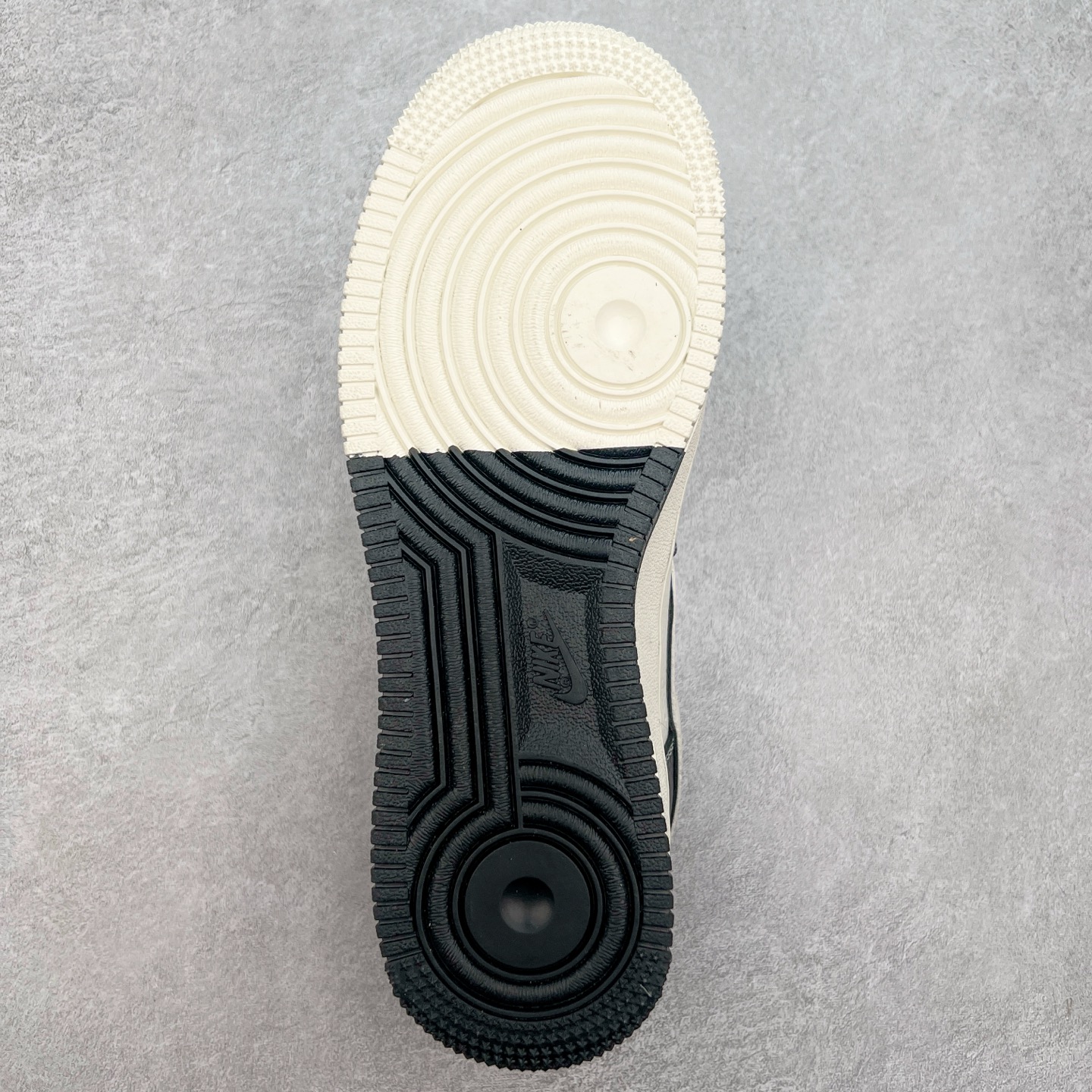 图片[9]-NK Air Force 1´07 Low 空军一号低帮百搭休闲运动板鞋 CS5288-004 柔软、弹性十足的缓震性能和出色的中底设计 横跨复古与现代的外型结合 造就出风靡全球 三十多年的Force 1 直到今天还深受青睐 实拍调校N版已经零色差零失真 百分百还原实物色彩所见即所得 不存在货不对板色差等低级问题 选购参考实物拍摄 不混卖不参货 只用心做好货严格选品 承诺混一赔十 尺码：36 36.5 37.5 38 38.5 39 40 40.5 41 42 42.5 43 44 44.5 45-选品中心