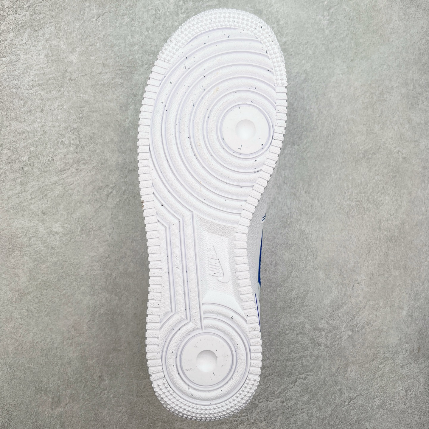 图片[9]-NK Air Force 1´07 Low 空军一号低帮百搭休闲运动板鞋 HQ2037-100 柔软、弹性十足的缓震性能和出色的中底设计 横跨复古与现代的外型结合 造就出风靡全球 三十多年的Force 1 直到今天还深受青睐 实拍调校N版已经零色差零失真 百分百还原实物色彩所见即所得 不存在货不对板色差等低级问题 选购参考实物拍摄 不混卖不参货 只用心做好货严格选品 承诺混一赔十 尺码：36 36.5 37.5 38 38.5 39 40 40.5 41 42 42.5 43 44 44.5 45-选品中心