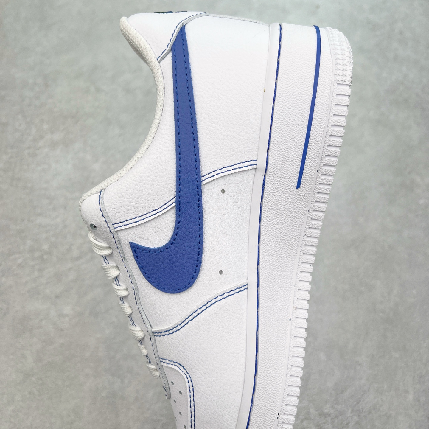 图片[7]-NK Air Force 1´07 Low 空军一号低帮百搭休闲运动板鞋 HQ2037-100 柔软、弹性十足的缓震性能和出色的中底设计 横跨复古与现代的外型结合 造就出风靡全球 三十多年的Force 1 直到今天还深受青睐 实拍调校N版已经零色差零失真 百分百还原实物色彩所见即所得 不存在货不对板色差等低级问题 选购参考实物拍摄 不混卖不参货 只用心做好货严格选品 承诺混一赔十 尺码：36 36.5 37.5 38 38.5 39 40 40.5 41 42 42.5 43 44 44.5 45-选品中心