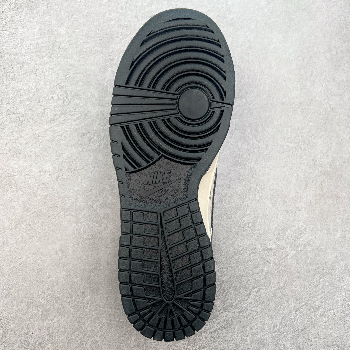 图片[9]-NK Dunk Low 定制配色 ZH2598-267 大厂出品 极力推荐 原装头层材料 独家版型蒸餾加工帶來的是更好的视觉和脚感体验大厂纯原品质出货 清洁度 电绣工艺 皮料切割干净无任何毛边 细节完美 实拍调校N版已经零色差零失真 百分百还原实物色彩所见即所得 不存在货不对板色差等低级问题 选购参考实物拍摄 不混卖不参货 只用心做好货严格选品 承诺混一赔十 尺码：36 36.5 37.5 38 38.5 39 40 40.5 41 42 42.5 43 44 44.5 45-选品中心