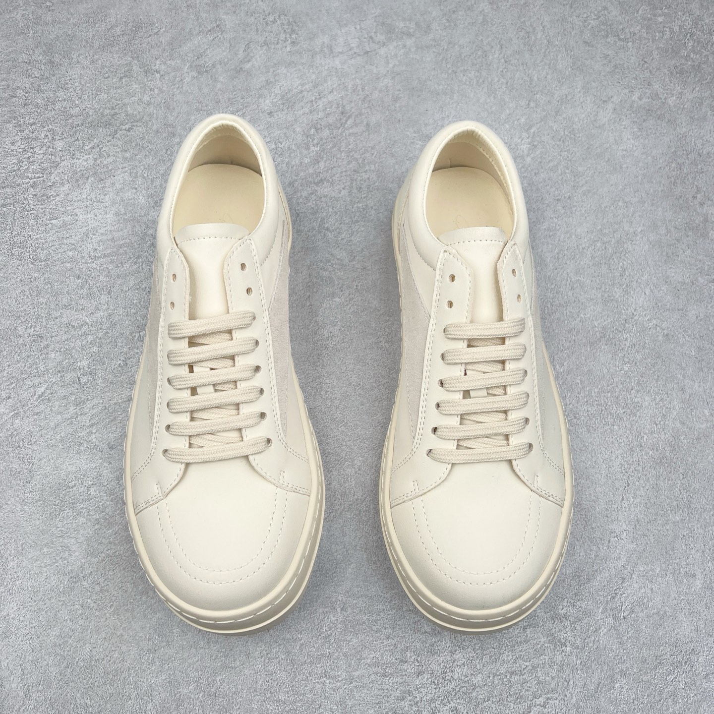 图片[2]-Rick Owens 瑞克·欧文斯 RO低帮皮面时尚板鞋 一比一规格礼盒装 重达3斤以上 配有日文、英文 双语种配件卡片 细节诠释 一件不落 鞋盒三标 正面+底部都一一做到 虽然增加不了实质的成本 但是打磨产品的细节 再微小也会还原 尺码：35 36 37 38 39 40 41 42 43 44 45-选品中心