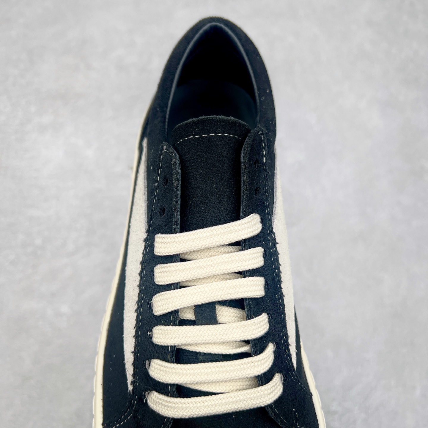 图片[5]-Rick Owens 瑞克·欧文斯 RO低帮皮面时尚板鞋 一比一规格礼盒装 重达3斤以上 配有日文、英文 双语种配件卡片 细节诠释 一件不落 鞋盒三标 正面+底部都一一做到 虽然增加不了实质的成本 但是打磨产品的细节 再微小也会还原 尺码：35 36 37 38 39 40 41 42 43 44 45-选品中心