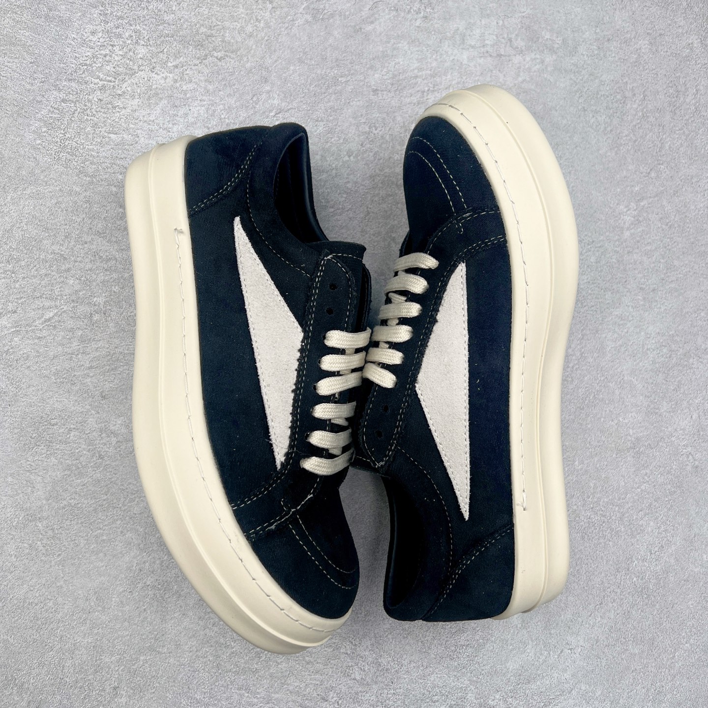 图片[3]-Rick Owens 瑞克·欧文斯 RO低帮皮面时尚板鞋 一比一规格礼盒装 重达3斤以上 配有日文、英文 双语种配件卡片 细节诠释 一件不落 鞋盒三标 正面+底部都一一做到 虽然增加不了实质的成本 但是打磨产品的细节 再微小也会还原 尺码：35 36 37 38 39 40 41 42 43 44 45-选品中心