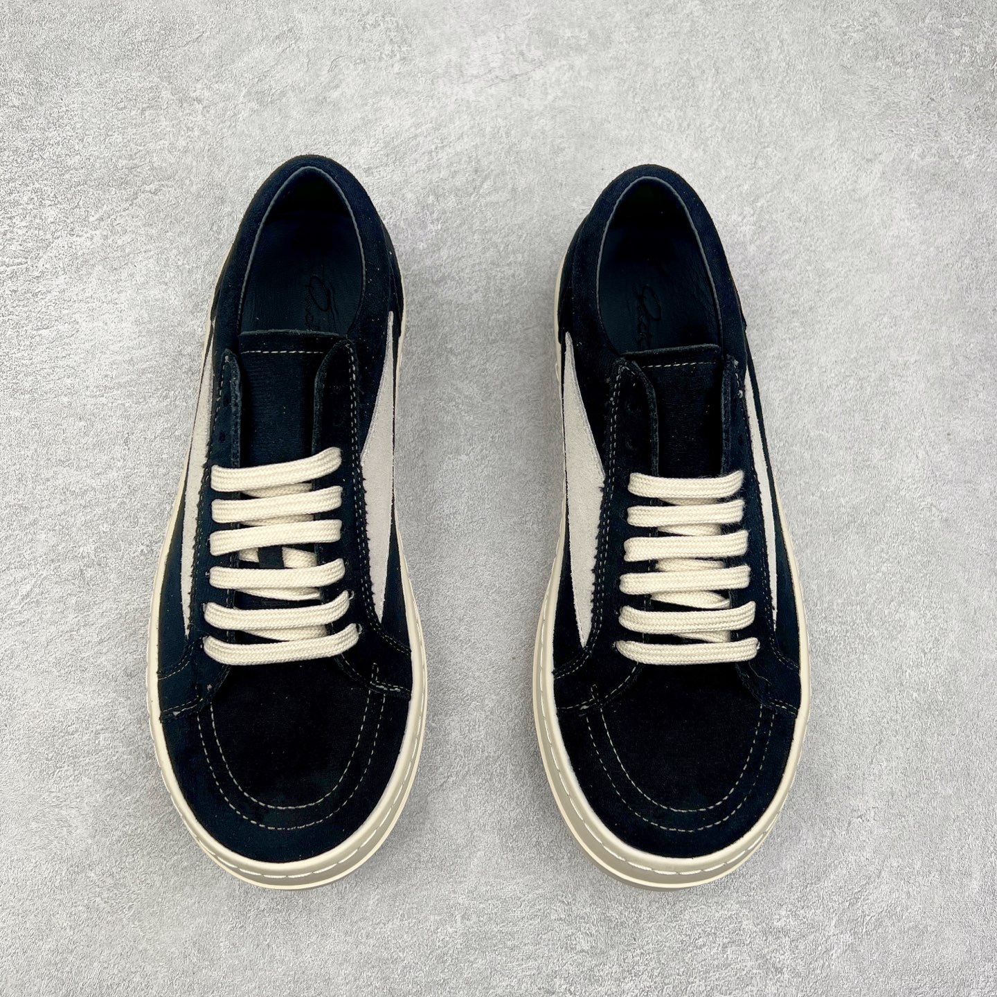 图片[2]-Rick Owens 瑞克·欧文斯 RO低帮皮面时尚板鞋 一比一规格礼盒装 重达3斤以上 配有日文、英文 双语种配件卡片 细节诠释 一件不落 鞋盒三标 正面+底部都一一做到 虽然增加不了实质的成本 但是打磨产品的细节 再微小也会还原 尺码：35 36 37 38 39 40 41 42 43 44 45-选品中心