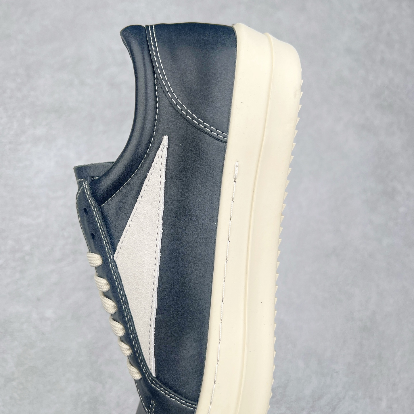 图片[7]-Rick Owens 瑞克·欧文斯 RO低帮皮面时尚板鞋 一比一规格礼盒装 重达3斤以上 配有日文、英文 双语种配件卡片 细节诠释 一件不落 鞋盒三标 正面+底部都一一做到 虽然增加不了实质的成本 但是打磨产品的细节 再微小也会还原 尺码：35 36 37 38 39 40 41 42 43 44 45-选品中心