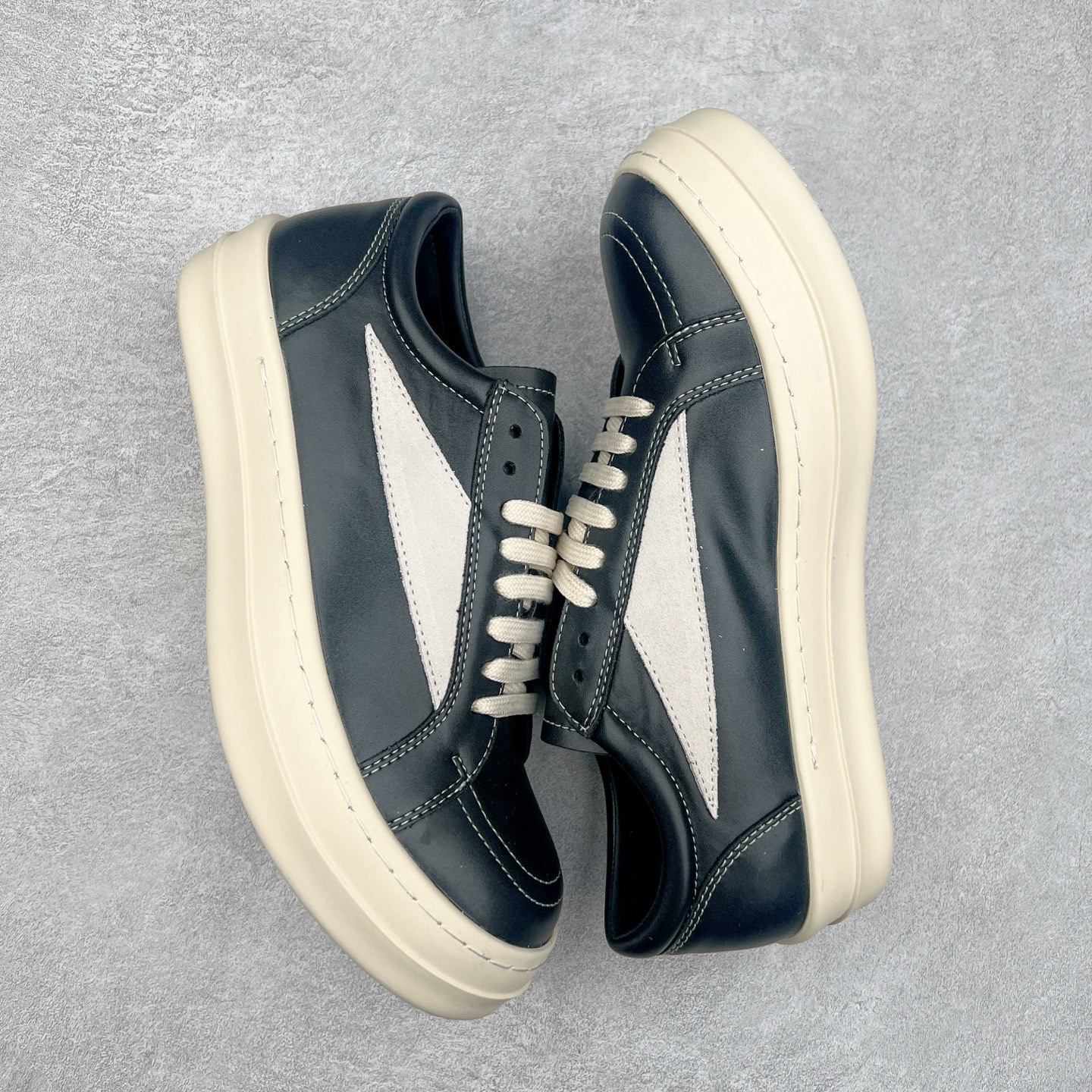 图片[3]-Rick Owens 瑞克·欧文斯 RO低帮皮面时尚板鞋 一比一规格礼盒装 重达3斤以上 配有日文、英文 双语种配件卡片 细节诠释 一件不落 鞋盒三标 正面+底部都一一做到 虽然增加不了实质的成本 但是打磨产品的细节 再微小也会还原 尺码：35 36 37 38 39 40 41 42 43 44 45-选品中心