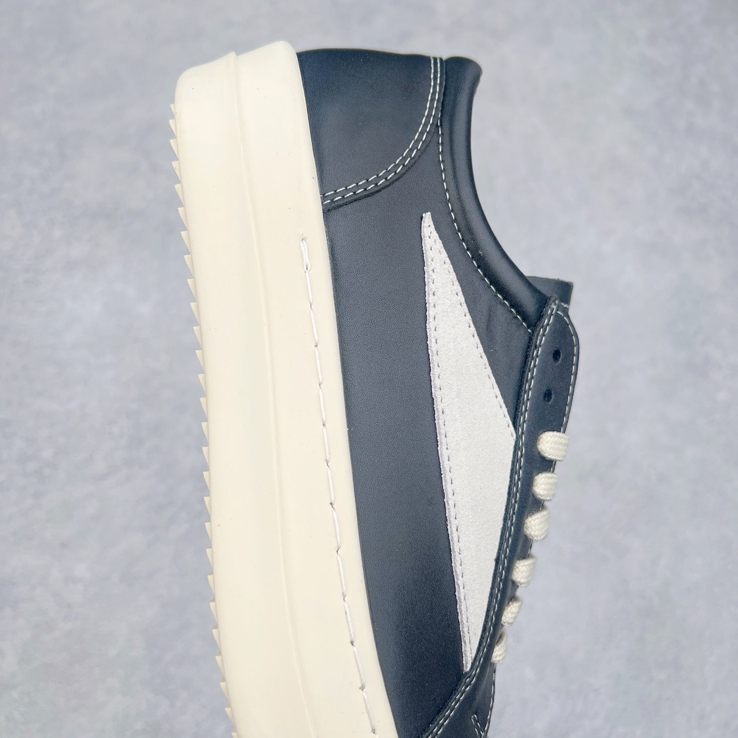 图片[6]-Rick Owens 瑞克·欧文斯 RO低帮皮面时尚板鞋 一比一规格礼盒装 重达3斤以上 配有日文、英文 双语种配件卡片 细节诠释 一件不落 鞋盒三标 正面+底部都一一做到 虽然增加不了实质的成本 但是打磨产品的细节 再微小也会还原 尺码：35 36 37 38 39 40 41 42 43 44 45-选品中心