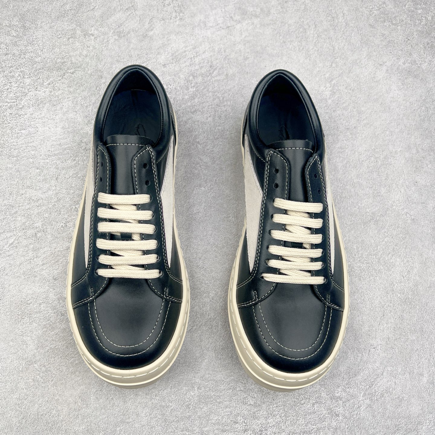 图片[2]-Rick Owens 瑞克·欧文斯 RO低帮皮面时尚板鞋 一比一规格礼盒装 重达3斤以上 配有日文、英文 双语种配件卡片 细节诠释 一件不落 鞋盒三标 正面+底部都一一做到 虽然增加不了实质的成本 但是打磨产品的细节 再微小也会还原 尺码：35 36 37 38 39 40 41 42 43 44 45-选品中心