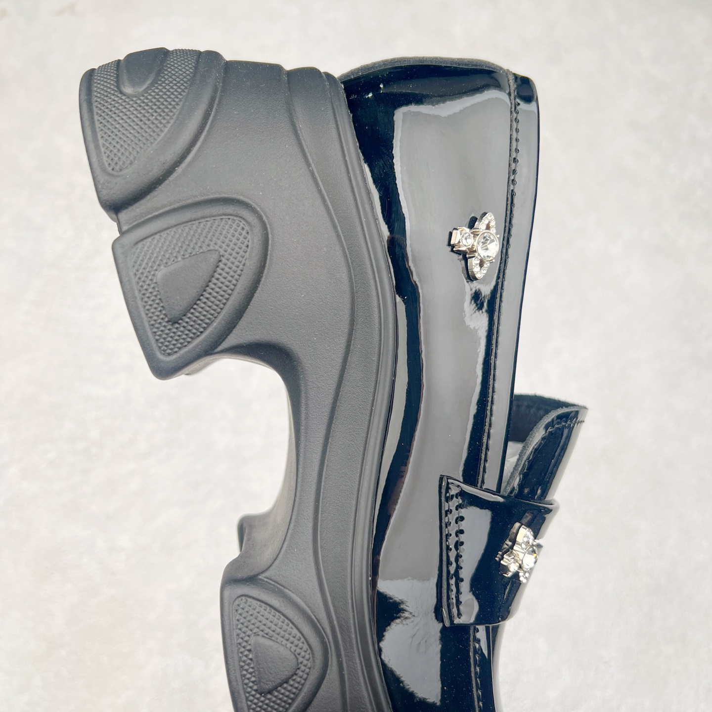 图片[6]-GG-CC【鞠婧祎同款】星系岛屿春季英伦风乐福鞋厚底增高小皮鞋 2025年春夏最好穿的乐福鞋 没有之一 鞋型秀气大方，高级感拉满 跟高7.5cm 无论日常通勤还是小场合都能穿出气场 这款小皮鞋演绎GGCC式的黑暗优雅风情，风格简约大方，舒适轻便，开边珠皮面触感亲肤而光滑，很显质感也很好打理，设计摆脱路人感，打破沉闷单调！超级清秀百搭！而且这款增高效果一绝，特别有英伦风但又不是太过于复古的也很符合都市年轻人的审美！ 尺码：35 36 37 38 39-选品中心