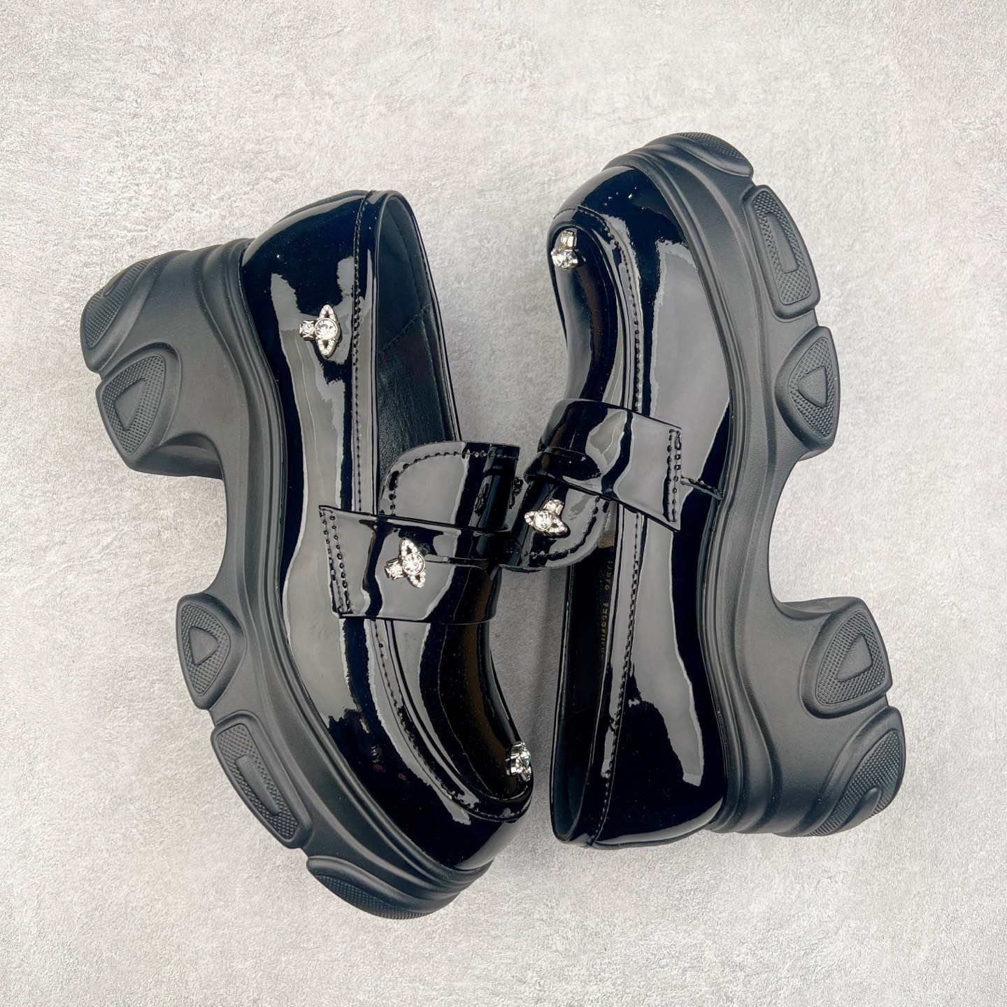 图片[3]-GG-CC【鞠婧祎同款】星系岛屿春季英伦风乐福鞋厚底增高小皮鞋 2025年春夏最好穿的乐福鞋 没有之一 鞋型秀气大方，高级感拉满 跟高7.5cm 无论日常通勤还是小场合都能穿出气场 这款小皮鞋演绎GGCC式的黑暗优雅风情，风格简约大方，舒适轻便，开边珠皮面触感亲肤而光滑，很显质感也很好打理，设计摆脱路人感，打破沉闷单调！超级清秀百搭！而且这款增高效果一绝，特别有英伦风但又不是太过于复古的也很符合都市年轻人的审美！ 尺码：35 36 37 38 39-选品中心