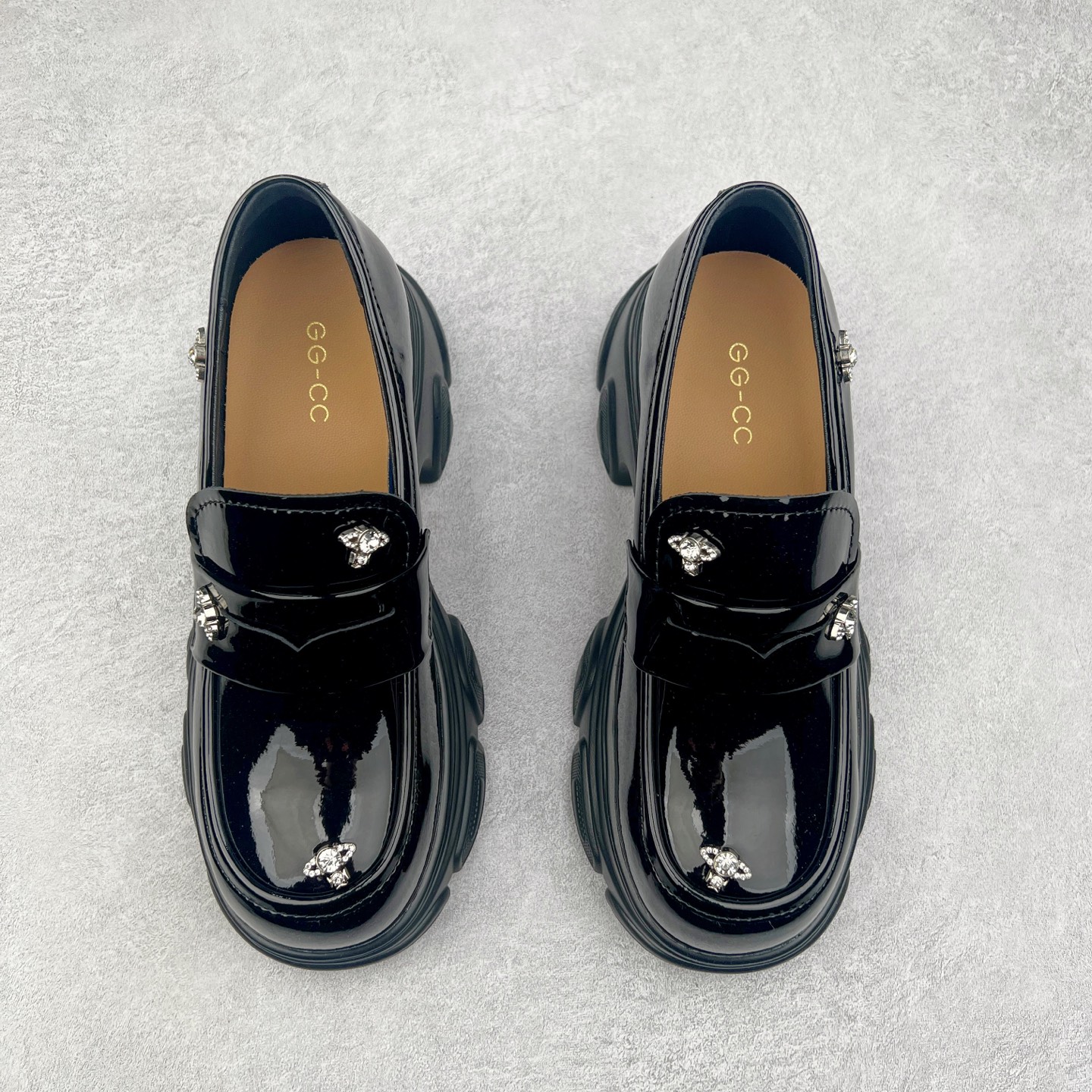 图片[2]-GG-CC【鞠婧祎同款】星系岛屿春季英伦风乐福鞋厚底增高小皮鞋 2025年春夏最好穿的乐福鞋 没有之一 鞋型秀气大方，高级感拉满 跟高7.5cm 无论日常通勤还是小场合都能穿出气场 这款小皮鞋演绎GGCC式的黑暗优雅风情，风格简约大方，舒适轻便，开边珠皮面触感亲肤而光滑，很显质感也很好打理，设计摆脱路人感，打破沉闷单调！超级清秀百搭！而且这款增高效果一绝，特别有英伦风但又不是太过于复古的也很符合都市年轻人的审美！ 尺码：35 36 37 38 39-选品中心