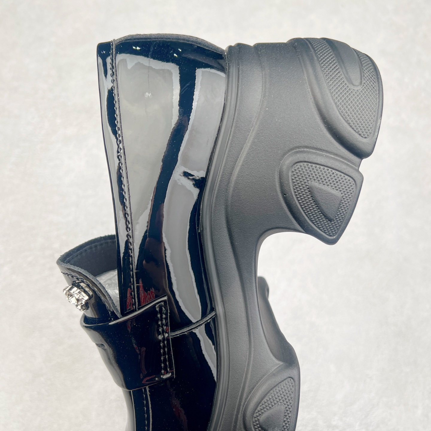 图片[7]-GG-CC【鞠婧祎同款】星系岛屿春季英伦风乐福鞋厚底增高小皮鞋 2025年春夏最好穿的乐福鞋 没有之一 鞋型秀气大方，高级感拉满 跟高7.5cm 无论日常通勤还是小场合都能穿出气场 这款小皮鞋演绎GGCC式的黑暗优雅风情，风格简约大方，舒适轻便，开边珠皮面触感亲肤而光滑，很显质感也很好打理，设计摆脱路人感，打破沉闷单调！超级清秀百搭！而且这款增高效果一绝，特别有英伦风但又不是太过于复古的也很符合都市年轻人的审美！ 尺码：35 36 37 38 39-选品中心