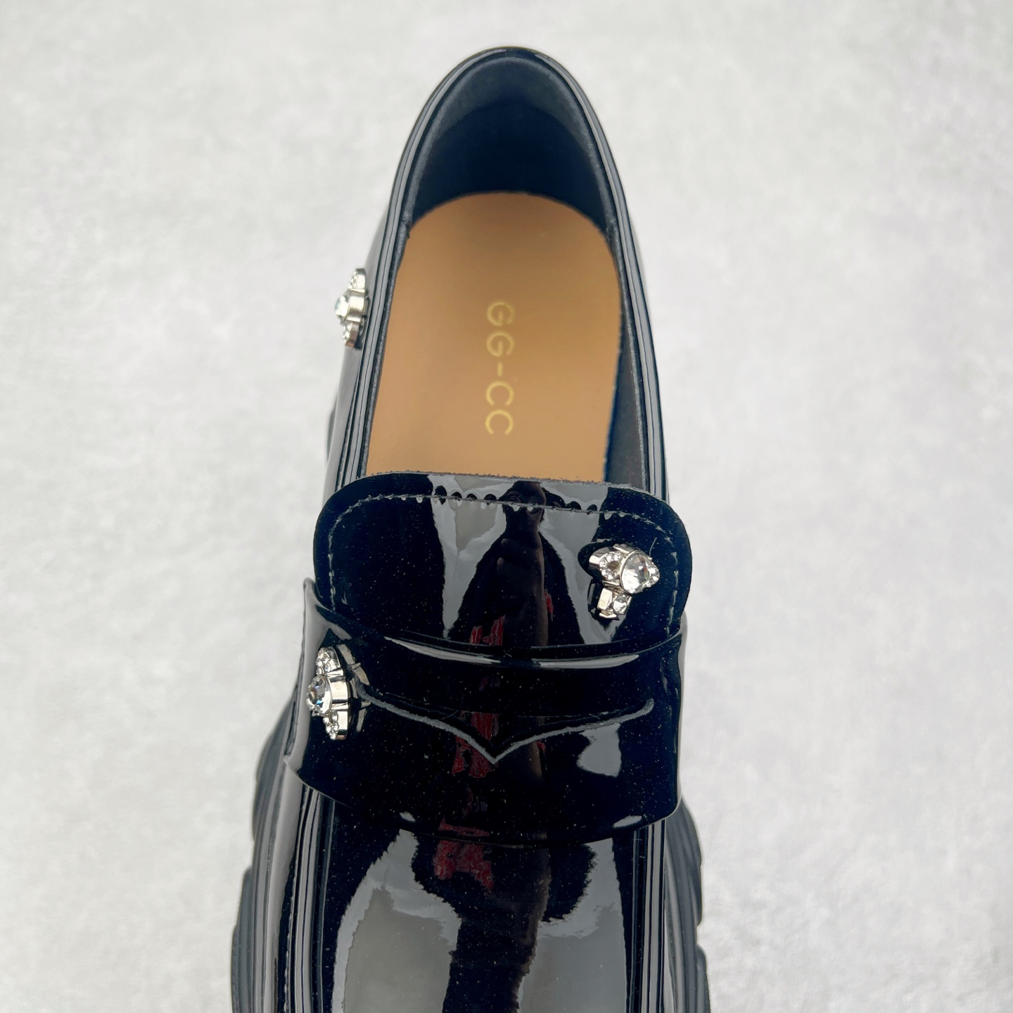 图片[5]-GG-CC【鞠婧祎同款】星系岛屿春季英伦风乐福鞋厚底增高小皮鞋 2025年春夏最好穿的乐福鞋 没有之一 鞋型秀气大方，高级感拉满 跟高7.5cm 无论日常通勤还是小场合都能穿出气场 这款小皮鞋演绎GGCC式的黑暗优雅风情，风格简约大方，舒适轻便，开边珠皮面触感亲肤而光滑，很显质感也很好打理，设计摆脱路人感，打破沉闷单调！超级清秀百搭！而且这款增高效果一绝，特别有英伦风但又不是太过于复古的也很符合都市年轻人的审美！ 尺码：35 36 37 38 39-选品中心