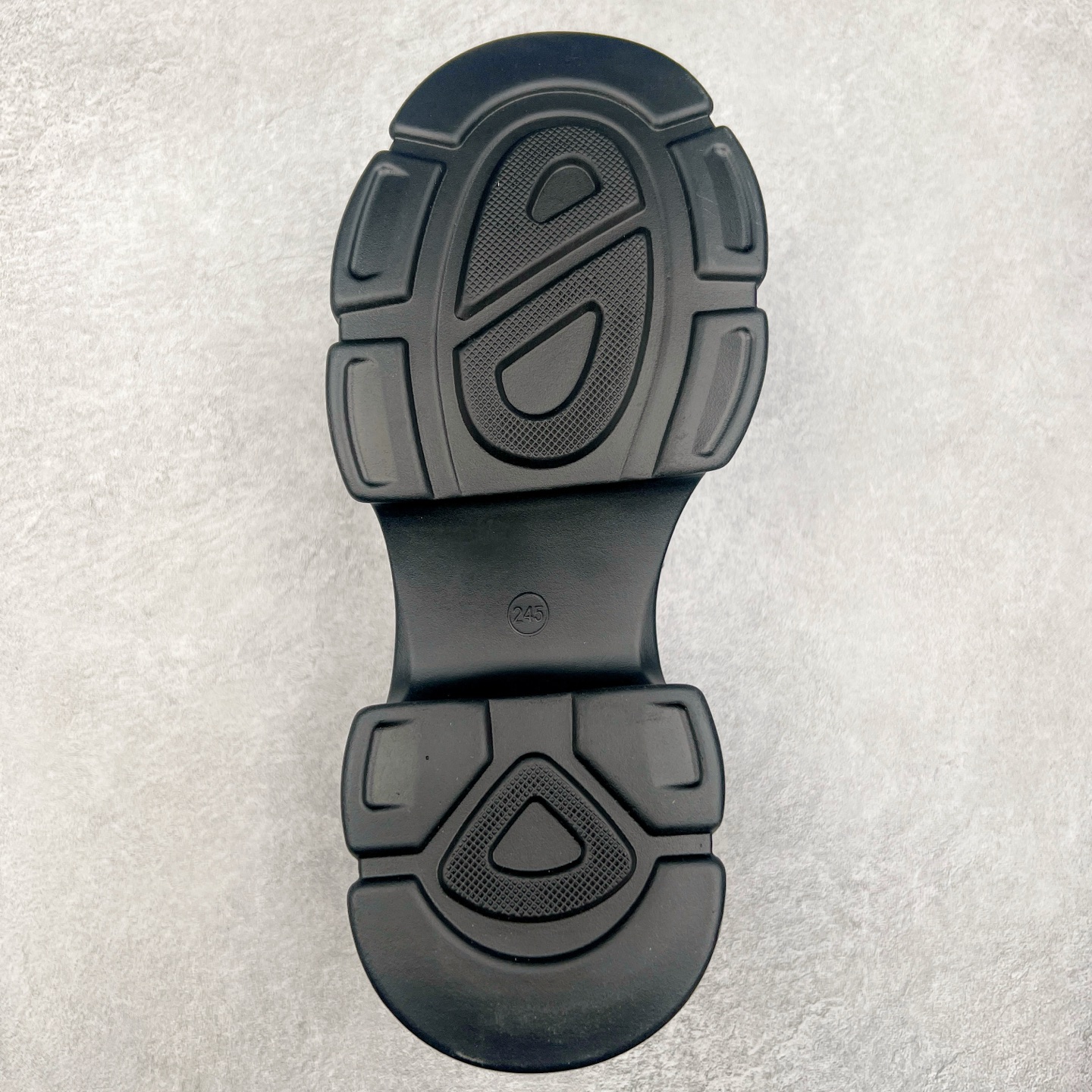 图片[9]-GG-CC【鞠婧祎同款】星系岛屿春季英伦风乐福鞋厚底增高小皮鞋 2025年春夏最好穿的乐福鞋 没有之一 鞋型秀气大方，高级感拉满 跟高7.5cm 无论日常通勤还是小场合都能穿出气场 这款小皮鞋演绎GGCC式的黑暗优雅风情，风格简约大方，舒适轻便，开边珠皮面触感亲肤而光滑，很显质感也很好打理，设计摆脱路人感，打破沉闷单调！超级清秀百搭！而且这款增高效果一绝，特别有英伦风但又不是太过于复古的也很符合都市年轻人的审美！ 尺码：35 36 37 38 39-选品中心