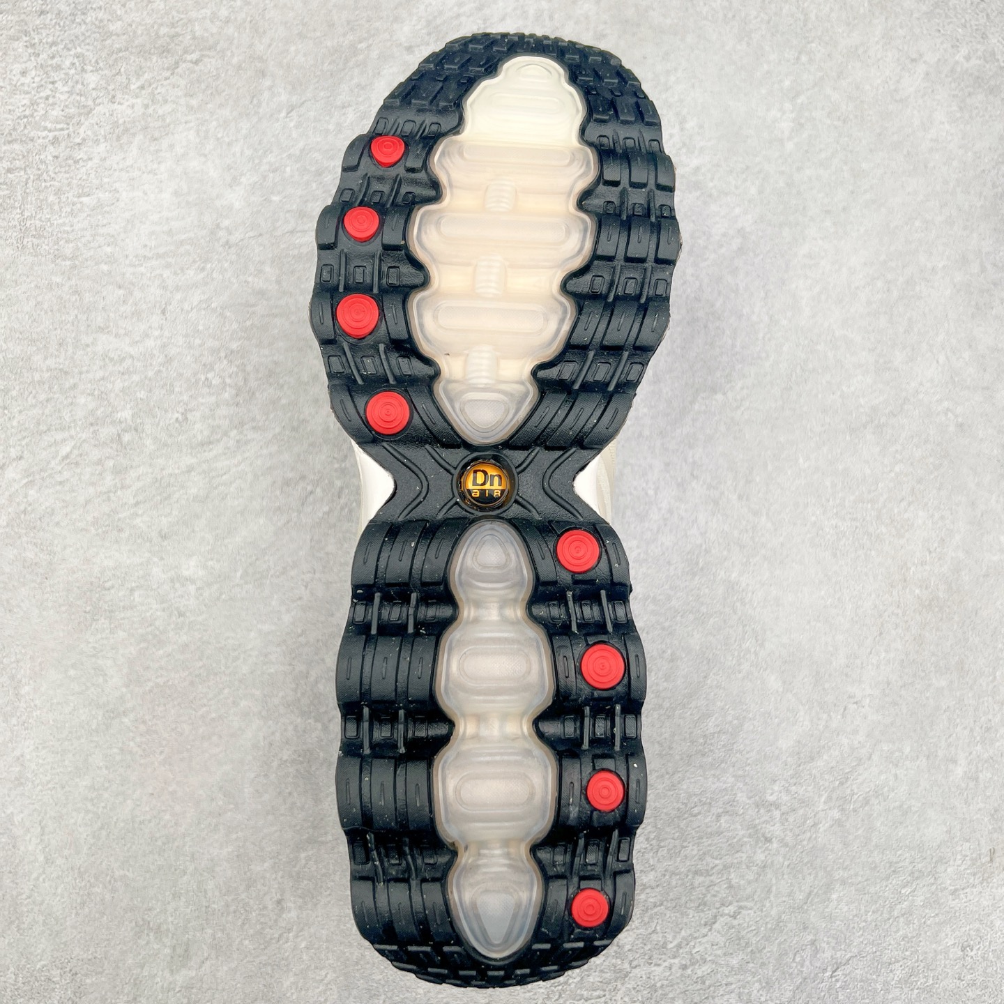 图片[9]-NK Air Max DN8 全掌科技气垫缓震运动跑鞋 FQ7860-006 DN8的核心亮点在于其八腔气垫结构 根据不同部位设定的气压值专为行走设计 提供卓越的舒适感 鞋面的设计让人联想到上世纪90年代末至2000年代初的多款Air Max 中底上系列圆形孔洞引发了热议 不少人将其与竞争品牌的缓震技术进行比较 例如K-SWISS 2010年代初推出的Tubes技 及以多孔鞋底闻名的品牌 尺码：36 36.5 37.5 38 38.5 39 40 40.5 41 42 42.5 43 44 44.5 45-选品中心