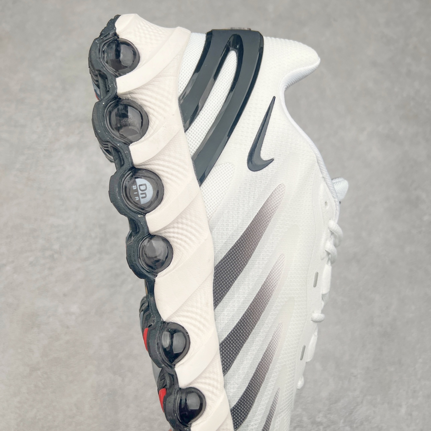 图片[6]-NK Air Max DN8 全掌科技气垫缓震运动跑鞋 FQ7860-100 DN8的核心亮点在于其八腔气垫结构 根据不同部位设定的气压值专为行走设计 提供卓越的舒适感 鞋面的设计让人联想到上世纪90年代末至2000年代初的多款Air Max 中底上系列圆形孔洞引发了热议 不少人将其与竞争品牌的缓震技术进行比较 例如K-SWISS 2010年代初推出的Tubes技 及以多孔鞋底闻名的品牌 尺码：36 36.5 37.5 38 38.5 39 40 40.5 41 42 42.5 43 44 44.5 45-选品中心