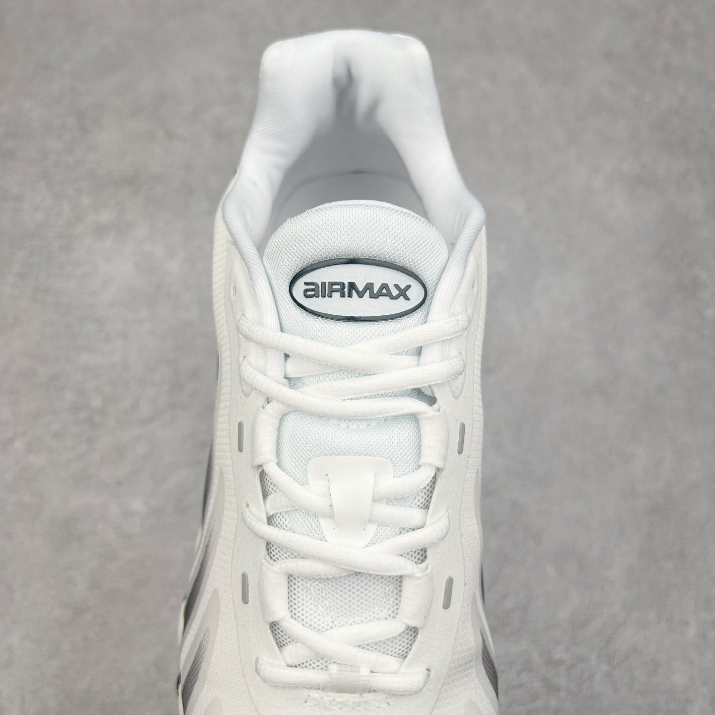 图片[5]-NK Air Max DN8 全掌科技气垫缓震运动跑鞋 FQ7860-100 DN8的核心亮点在于其八腔气垫结构 根据不同部位设定的气压值专为行走设计 提供卓越的舒适感 鞋面的设计让人联想到上世纪90年代末至2000年代初的多款Air Max 中底上系列圆形孔洞引发了热议 不少人将其与竞争品牌的缓震技术进行比较 例如K-SWISS 2010年代初推出的Tubes技 及以多孔鞋底闻名的品牌 尺码：36 36.5 37.5 38 38.5 39 40 40.5 41 42 42.5 43 44 44.5 45-选品中心