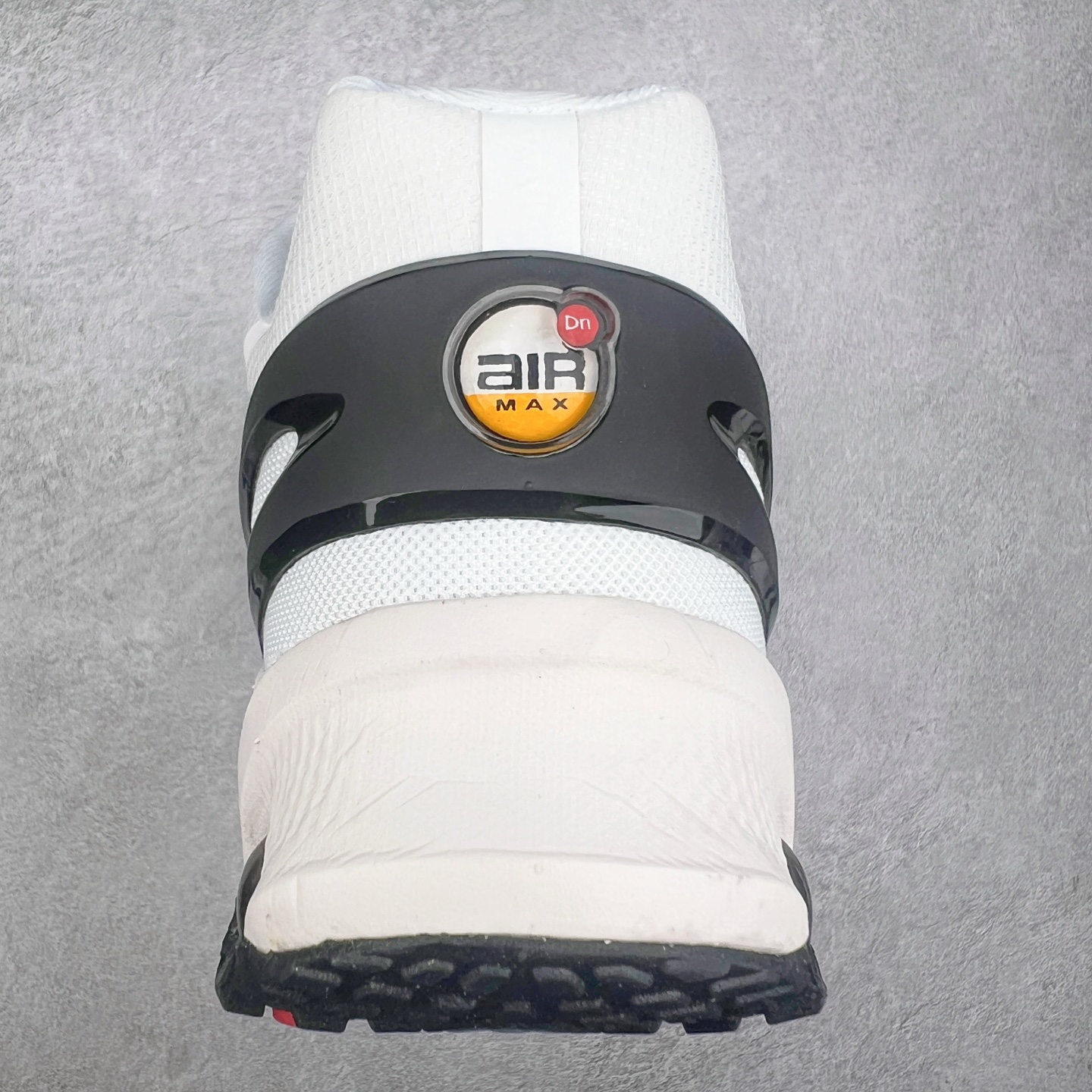 图片[8]-NK Air Max DN8 全掌科技气垫缓震运动跑鞋 FQ7860-100 DN8的核心亮点在于其八腔气垫结构 根据不同部位设定的气压值专为行走设计 提供卓越的舒适感 鞋面的设计让人联想到上世纪90年代末至2000年代初的多款Air Max 中底上系列圆形孔洞引发了热议 不少人将其与竞争品牌的缓震技术进行比较 例如K-SWISS 2010年代初推出的Tubes技 及以多孔鞋底闻名的品牌 尺码：36 36.5 37.5 38 38.5 39 40 40.5 41 42 42.5 43 44 44.5 45-选品中心