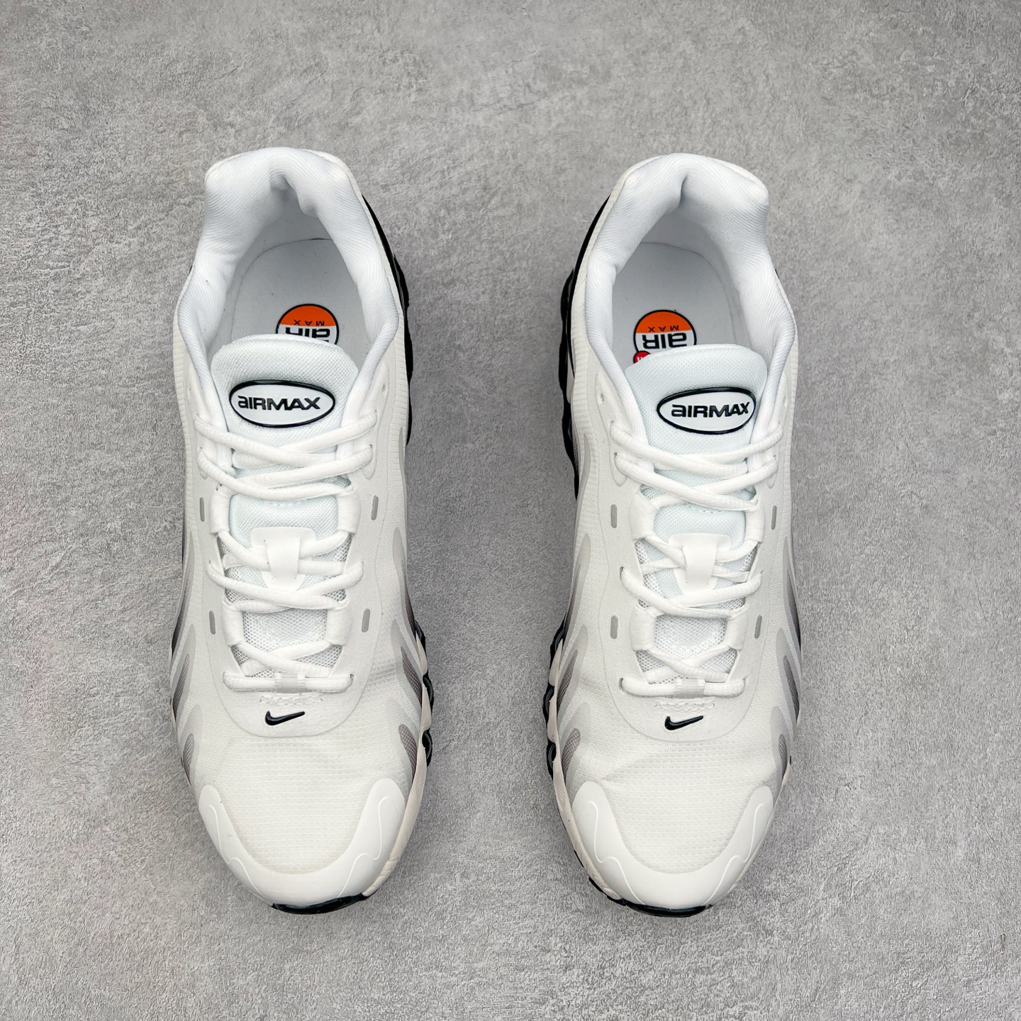 图片[2]-NK Air Max DN8 全掌科技气垫缓震运动跑鞋 FQ7860-100 DN8的核心亮点在于其八腔气垫结构 根据不同部位设定的气压值专为行走设计 提供卓越的舒适感 鞋面的设计让人联想到上世纪90年代末至2000年代初的多款Air Max 中底上系列圆形孔洞引发了热议 不少人将其与竞争品牌的缓震技术进行比较 例如K-SWISS 2010年代初推出的Tubes技 及以多孔鞋底闻名的品牌 尺码：36 36.5 37.5 38 38.5 39 40 40.5 41 42 42.5 43 44 44.5 45-选品中心