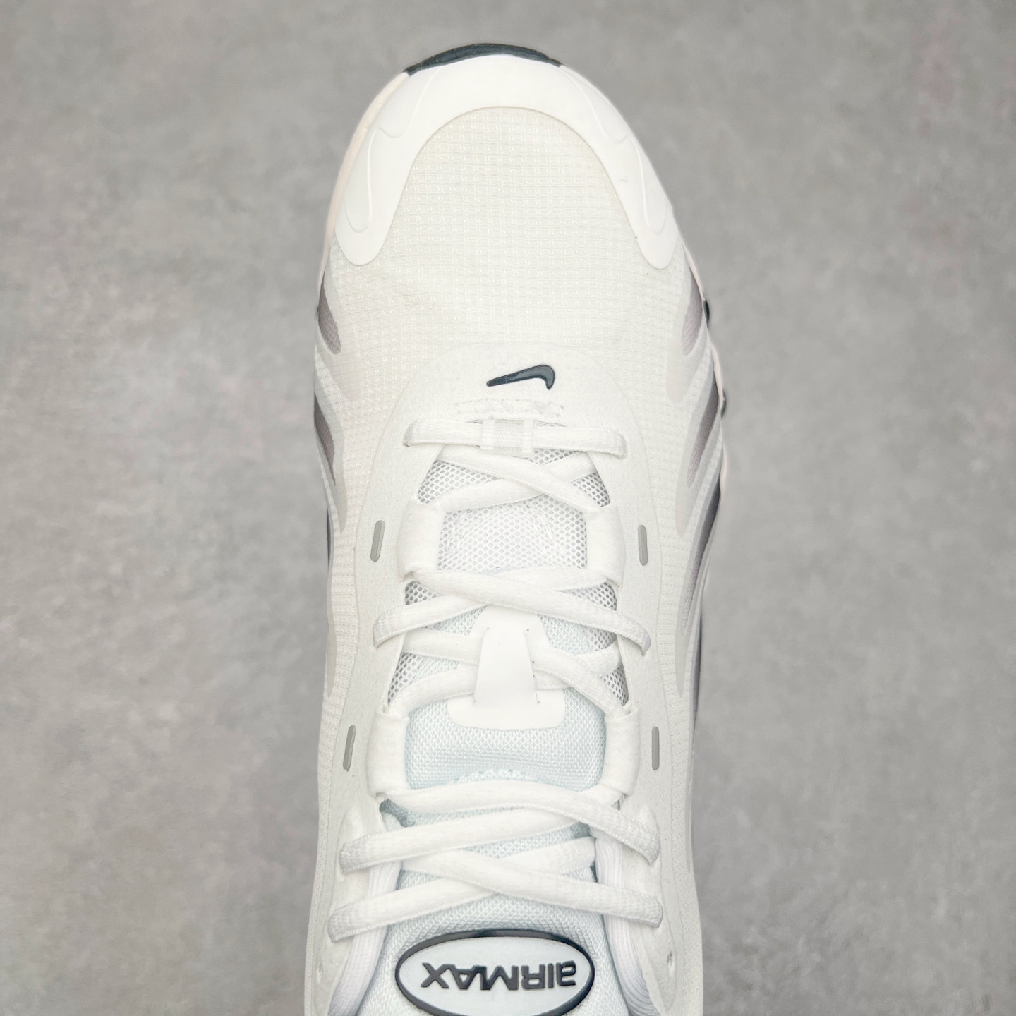 图片[4]-NK Air Max DN8 全掌科技气垫缓震运动跑鞋 FQ7860-100 DN8的核心亮点在于其八腔气垫结构 根据不同部位设定的气压值专为行走设计 提供卓越的舒适感 鞋面的设计让人联想到上世纪90年代末至2000年代初的多款Air Max 中底上系列圆形孔洞引发了热议 不少人将其与竞争品牌的缓震技术进行比较 例如K-SWISS 2010年代初推出的Tubes技 及以多孔鞋底闻名的品牌 尺码：36 36.5 37.5 38 38.5 39 40 40.5 41 42 42.5 43 44 44.5 45-选品中心