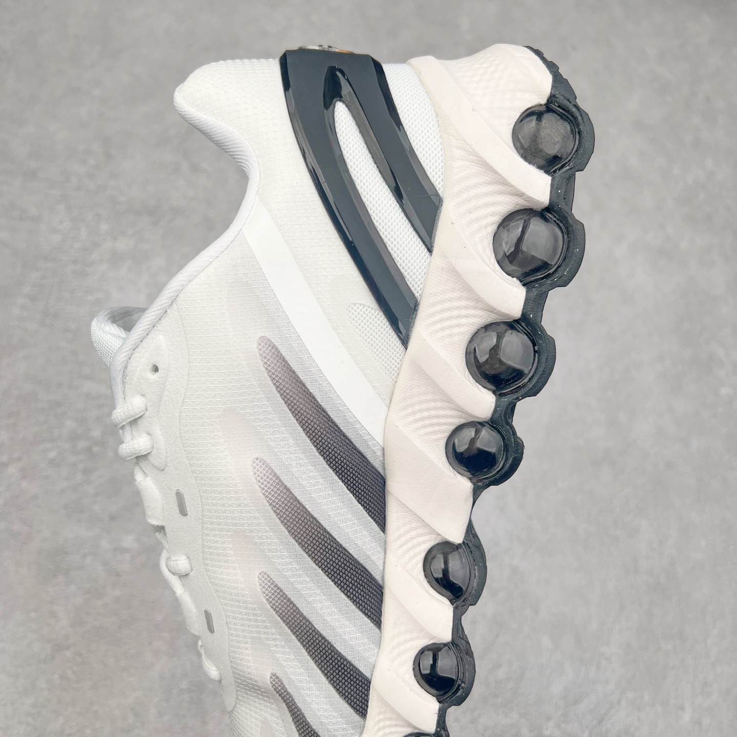 图片[7]-NK Air Max DN8 全掌科技气垫缓震运动跑鞋 FQ7860-100 DN8的核心亮点在于其八腔气垫结构 根据不同部位设定的气压值专为行走设计 提供卓越的舒适感 鞋面的设计让人联想到上世纪90年代末至2000年代初的多款Air Max 中底上系列圆形孔洞引发了热议 不少人将其与竞争品牌的缓震技术进行比较 例如K-SWISS 2010年代初推出的Tubes技 及以多孔鞋底闻名的品牌 尺码：36 36.5 37.5 38 38.5 39 40 40.5 41 42 42.5 43 44 44.5 45-选品中心