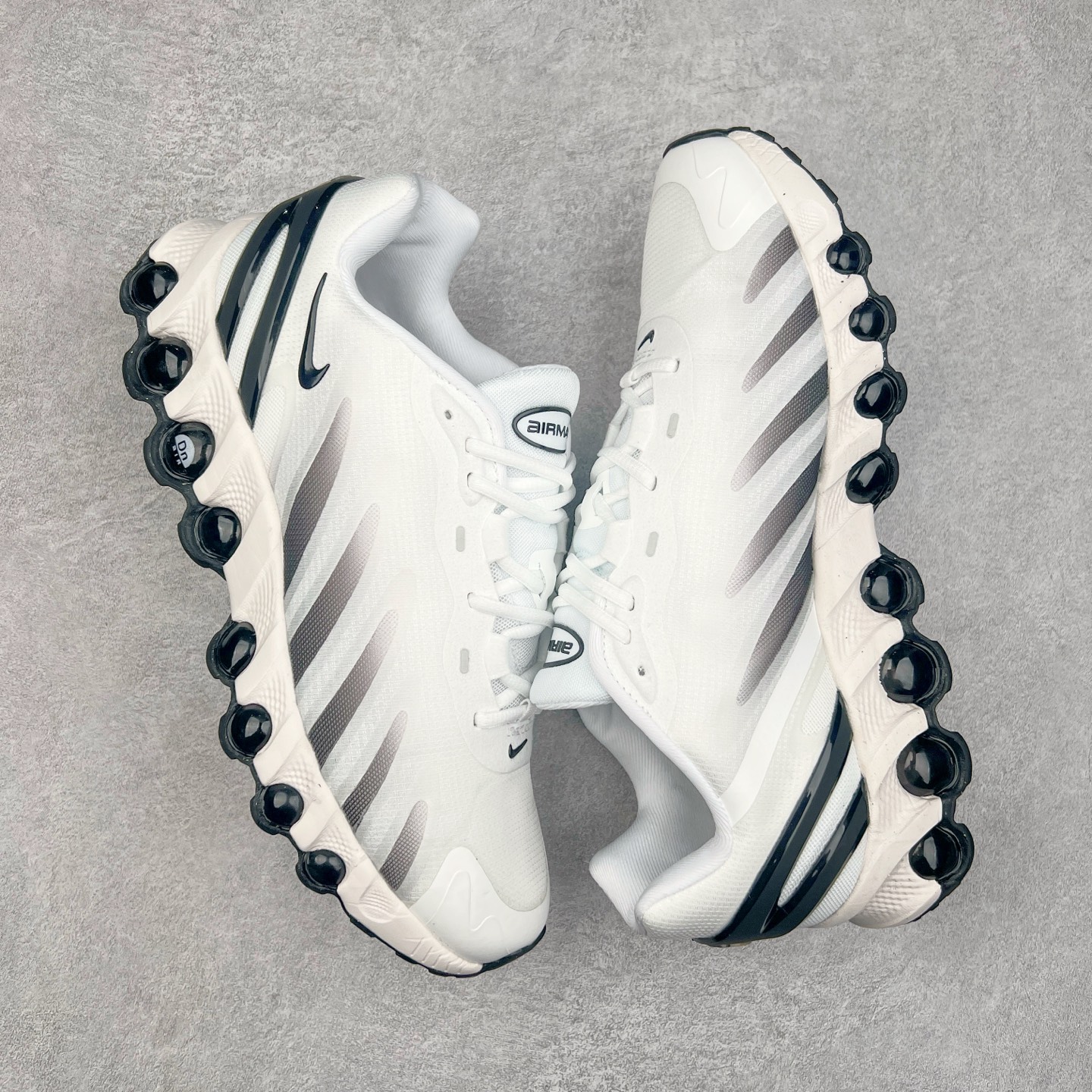 图片[3]-NK Air Max DN8 全掌科技气垫缓震运动跑鞋 FQ7860-100 DN8的核心亮点在于其八腔气垫结构 根据不同部位设定的气压值专为行走设计 提供卓越的舒适感 鞋面的设计让人联想到上世纪90年代末至2000年代初的多款Air Max 中底上系列圆形孔洞引发了热议 不少人将其与竞争品牌的缓震技术进行比较 例如K-SWISS 2010年代初推出的Tubes技 及以多孔鞋底闻名的品牌 尺码：36 36.5 37.5 38 38.5 39 40 40.5 41 42 42.5 43 44 44.5 45-选品中心