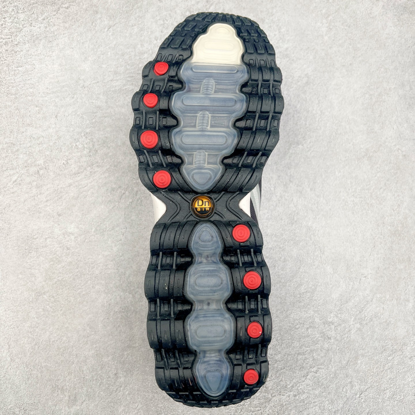 图片[9]-NK Air Max DN8 全掌科技气垫缓震运动跑鞋 FQ7860-100 DN8的核心亮点在于其八腔气垫结构 根据不同部位设定的气压值专为行走设计 提供卓越的舒适感 鞋面的设计让人联想到上世纪90年代末至2000年代初的多款Air Max 中底上系列圆形孔洞引发了热议 不少人将其与竞争品牌的缓震技术进行比较 例如K-SWISS 2010年代初推出的Tubes技 及以多孔鞋底闻名的品牌 尺码：36 36.5 37.5 38 38.5 39 40 40.5 41 42 42.5 43 44 44.5 45-选品中心