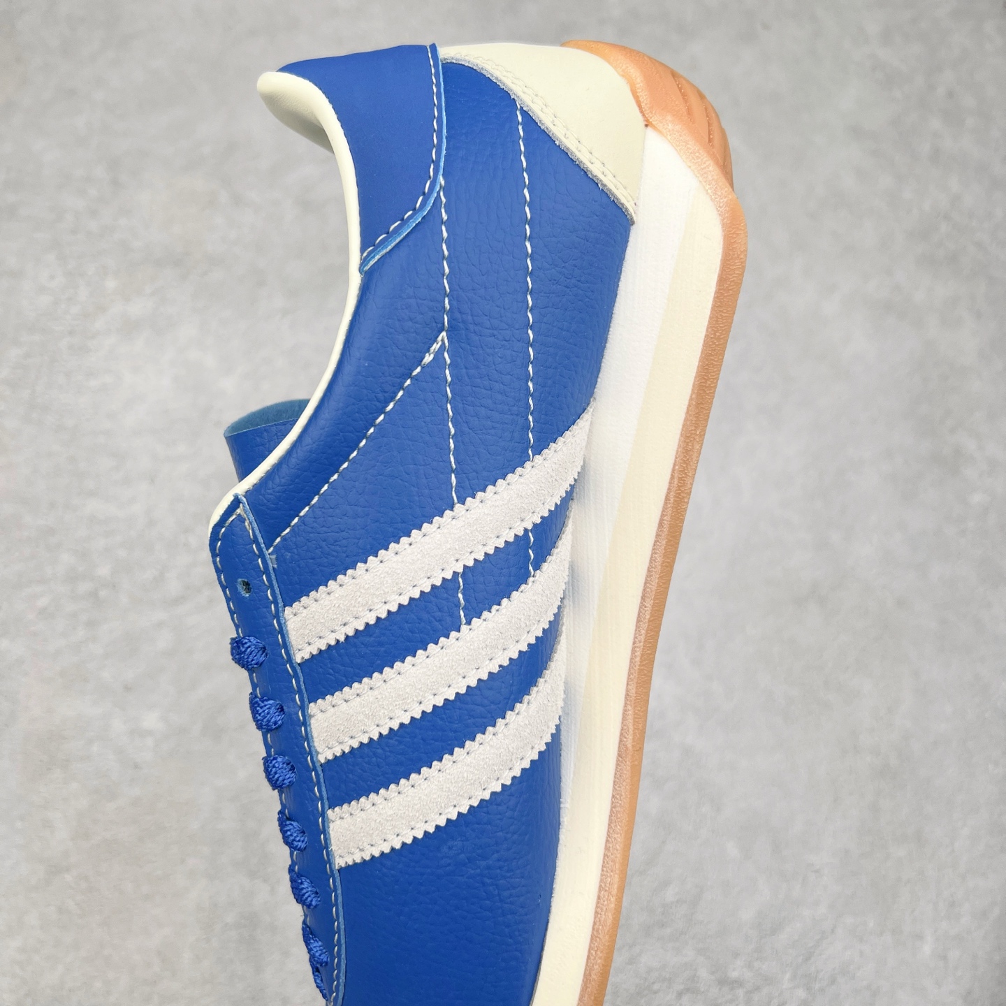 图片[7]-AD Originals Country Low OG 日产系列低帮经典复古德训阿甘风休闲运动慢跑鞋 JI1345 今年崛起的复古款球鞋基本都围绕在Samba、Gazelle这些室内训练鞋上，不得不说，做复古球鞋是真的有一手。今天新带来的款式介绍为Adidas Country OG系列，有关注日区球鞋店铺的朋友在这几日应该能经常注意到它。鞋头部分还是类德训样式，有着麂皮区域作为装饰。但是鞋跟屁股呈微妙的弧形，搭载的都是棕色的橡胶底。现已有银蓝配色、白绿配色和黑白配色等多种颜色推出。黑色款不张扬，低调百搭；白绿配色永不踩雷；银蓝配色有没有Wales Booner x Samba的味道。尺码：36 36⅔ 37⅓ 38 38⅔ 39⅓ 40 40⅔ 41⅓ 42 42⅔ 43⅓ 44 44⅔ 45-选品中心