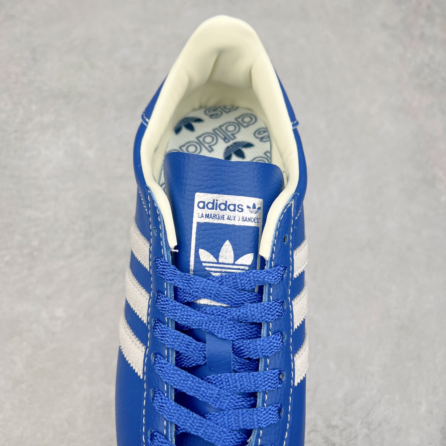 图片[5]-AD Originals Country Low OG 日产系列低帮经典复古德训阿甘风休闲运动慢跑鞋 JI1345 今年崛起的复古款球鞋基本都围绕在Samba、Gazelle这些室内训练鞋上，不得不说，做复古球鞋是真的有一手。今天新带来的款式介绍为Adidas Country OG系列，有关注日区球鞋店铺的朋友在这几日应该能经常注意到它。鞋头部分还是类德训样式，有着麂皮区域作为装饰。但是鞋跟屁股呈微妙的弧形，搭载的都是棕色的橡胶底。现已有银蓝配色、白绿配色和黑白配色等多种颜色推出。黑色款不张扬，低调百搭；白绿配色永不踩雷；银蓝配色有没有Wales Booner x Samba的味道。尺码：36 36⅔ 37⅓ 38 38⅔ 39⅓ 40 40⅔ 41⅓ 42 42⅔ 43⅓ 44 44⅔ 45-选品中心