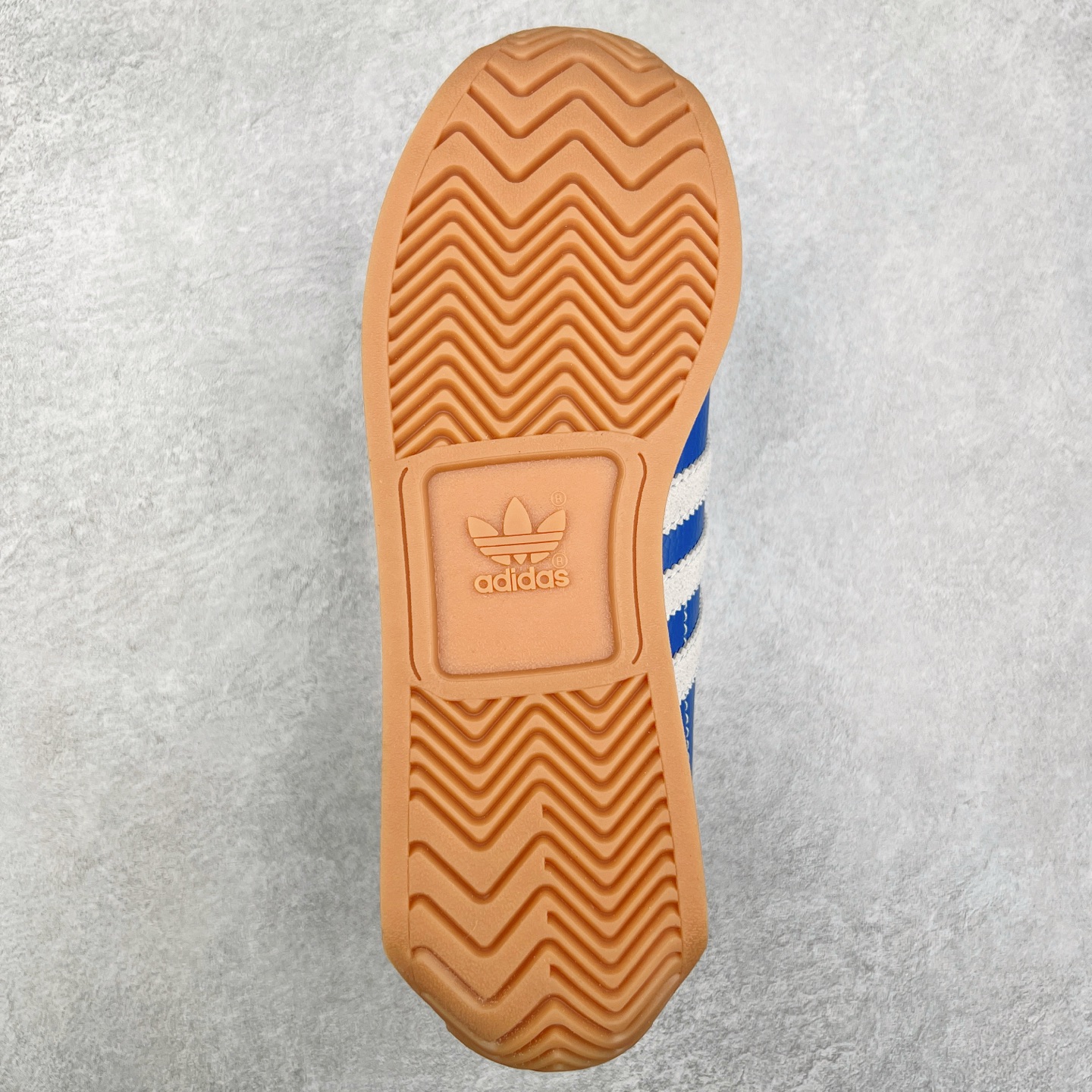 图片[9]-AD Originals Country Low OG 日产系列低帮经典复古德训阿甘风休闲运动慢跑鞋 JI1345 今年崛起的复古款球鞋基本都围绕在Samba、Gazelle这些室内训练鞋上，不得不说，做复古球鞋是真的有一手。今天新带来的款式介绍为Adidas Country OG系列，有关注日区球鞋店铺的朋友在这几日应该能经常注意到它。鞋头部分还是类德训样式，有着麂皮区域作为装饰。但是鞋跟屁股呈微妙的弧形，搭载的都是棕色的橡胶底。现已有银蓝配色、白绿配色和黑白配色等多种颜色推出。黑色款不张扬，低调百搭；白绿配色永不踩雷；银蓝配色有没有Wales Booner x Samba的味道。尺码：36 36⅔ 37⅓ 38 38⅔ 39⅓ 40 40⅔ 41⅓ 42 42⅔ 43⅓ 44 44⅔ 45-选品中心