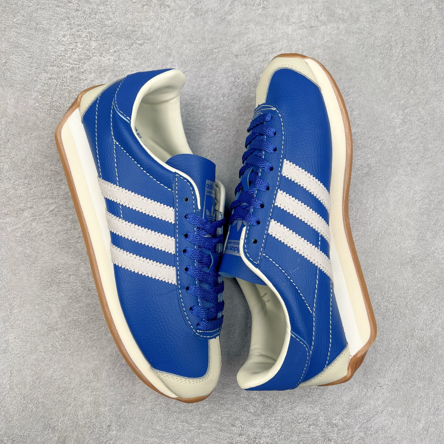 图片[3]-AD Originals Country Low OG 日产系列低帮经典复古德训阿甘风休闲运动慢跑鞋 JI1345 今年崛起的复古款球鞋基本都围绕在Samba、Gazelle这些室内训练鞋上，不得不说，做复古球鞋是真的有一手。今天新带来的款式介绍为Adidas Country OG系列，有关注日区球鞋店铺的朋友在这几日应该能经常注意到它。鞋头部分还是类德训样式，有着麂皮区域作为装饰。但是鞋跟屁股呈微妙的弧形，搭载的都是棕色的橡胶底。现已有银蓝配色、白绿配色和黑白配色等多种颜色推出。黑色款不张扬，低调百搭；白绿配色永不踩雷；银蓝配色有没有Wales Booner x Samba的味道。尺码：36 36⅔ 37⅓ 38 38⅔ 39⅓ 40 40⅔ 41⅓ 42 42⅔ 43⅓ 44 44⅔ 45-选品中心