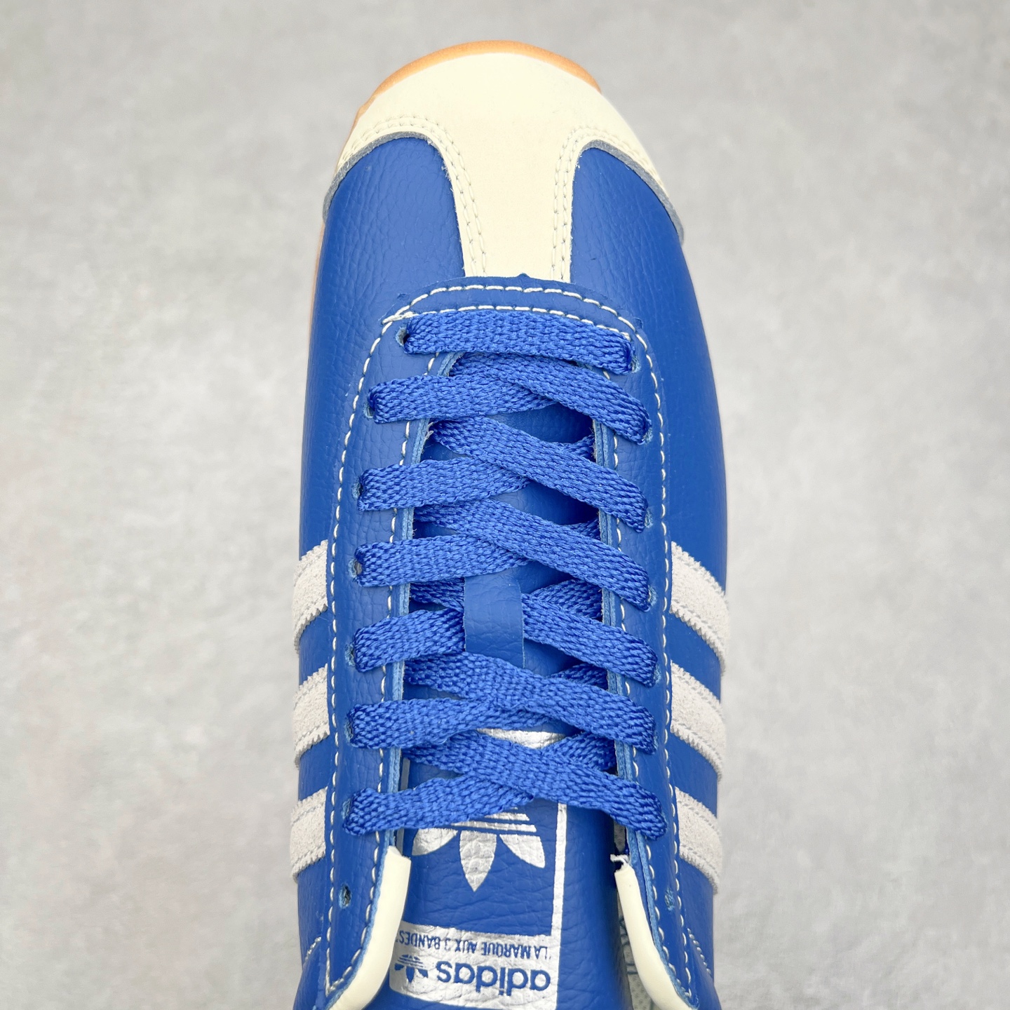 图片[4]-AD Originals Country Low OG 日产系列低帮经典复古德训阿甘风休闲运动慢跑鞋 JI1345 今年崛起的复古款球鞋基本都围绕在Samba、Gazelle这些室内训练鞋上，不得不说，做复古球鞋是真的有一手。今天新带来的款式介绍为Adidas Country OG系列，有关注日区球鞋店铺的朋友在这几日应该能经常注意到它。鞋头部分还是类德训样式，有着麂皮区域作为装饰。但是鞋跟屁股呈微妙的弧形，搭载的都是棕色的橡胶底。现已有银蓝配色、白绿配色和黑白配色等多种颜色推出。黑色款不张扬，低调百搭；白绿配色永不踩雷；银蓝配色有没有Wales Booner x Samba的味道。尺码：36 36⅔ 37⅓ 38 38⅔ 39⅓ 40 40⅔ 41⅓ 42 42⅔ 43⅓ 44 44⅔ 45-选品中心