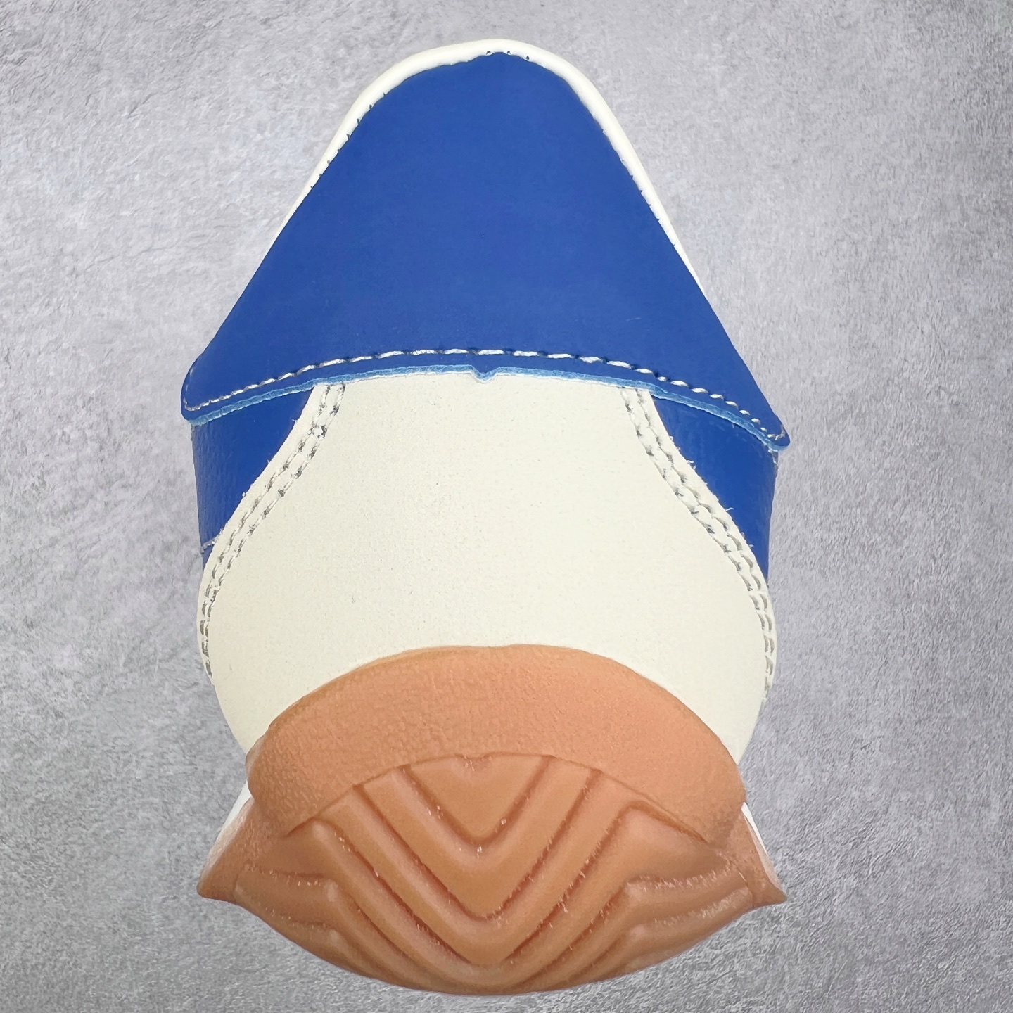 图片[8]-AD Originals Country Low OG 日产系列低帮经典复古德训阿甘风休闲运动慢跑鞋 JI1345 今年崛起的复古款球鞋基本都围绕在Samba、Gazelle这些室内训练鞋上，不得不说，做复古球鞋是真的有一手。今天新带来的款式介绍为Adidas Country OG系列，有关注日区球鞋店铺的朋友在这几日应该能经常注意到它。鞋头部分还是类德训样式，有着麂皮区域作为装饰。但是鞋跟屁股呈微妙的弧形，搭载的都是棕色的橡胶底。现已有银蓝配色、白绿配色和黑白配色等多种颜色推出。黑色款不张扬，低调百搭；白绿配色永不踩雷；银蓝配色有没有Wales Booner x Samba的味道。尺码：36 36⅔ 37⅓ 38 38⅔ 39⅓ 40 40⅔ 41⅓ 42 42⅔ 43⅓ 44 44⅔ 45-选品中心