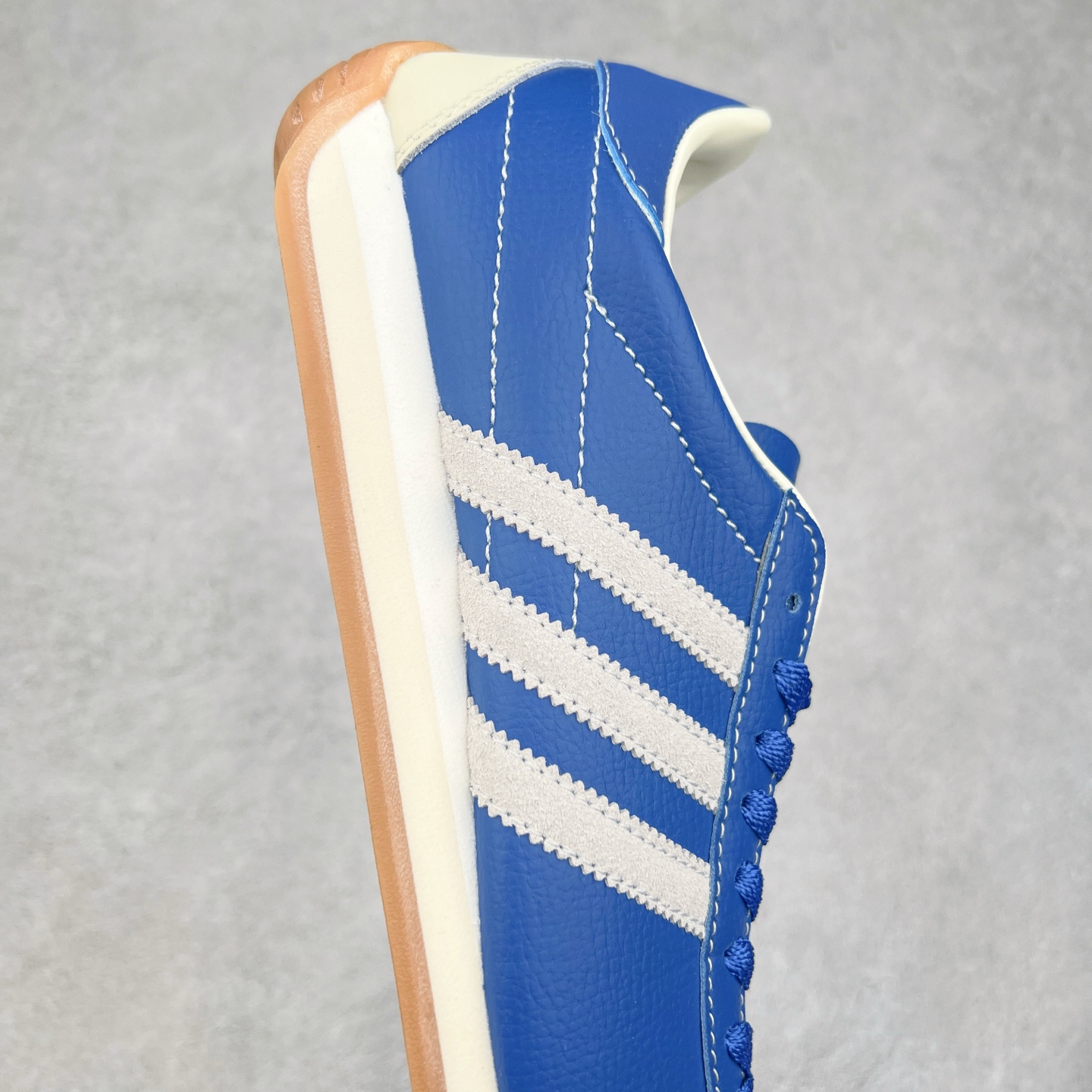 图片[6]-AD Originals Country Low OG 日产系列低帮经典复古德训阿甘风休闲运动慢跑鞋 JI1345 今年崛起的复古款球鞋基本都围绕在Samba、Gazelle这些室内训练鞋上，不得不说，做复古球鞋是真的有一手。今天新带来的款式介绍为Adidas Country OG系列，有关注日区球鞋店铺的朋友在这几日应该能经常注意到它。鞋头部分还是类德训样式，有着麂皮区域作为装饰。但是鞋跟屁股呈微妙的弧形，搭载的都是棕色的橡胶底。现已有银蓝配色、白绿配色和黑白配色等多种颜色推出。黑色款不张扬，低调百搭；白绿配色永不踩雷；银蓝配色有没有Wales Booner x Samba的味道。尺码：36 36⅔ 37⅓ 38 38⅔ 39⅓ 40 40⅔ 41⅓ 42 42⅔ 43⅓ 44 44⅔ 45-选品中心