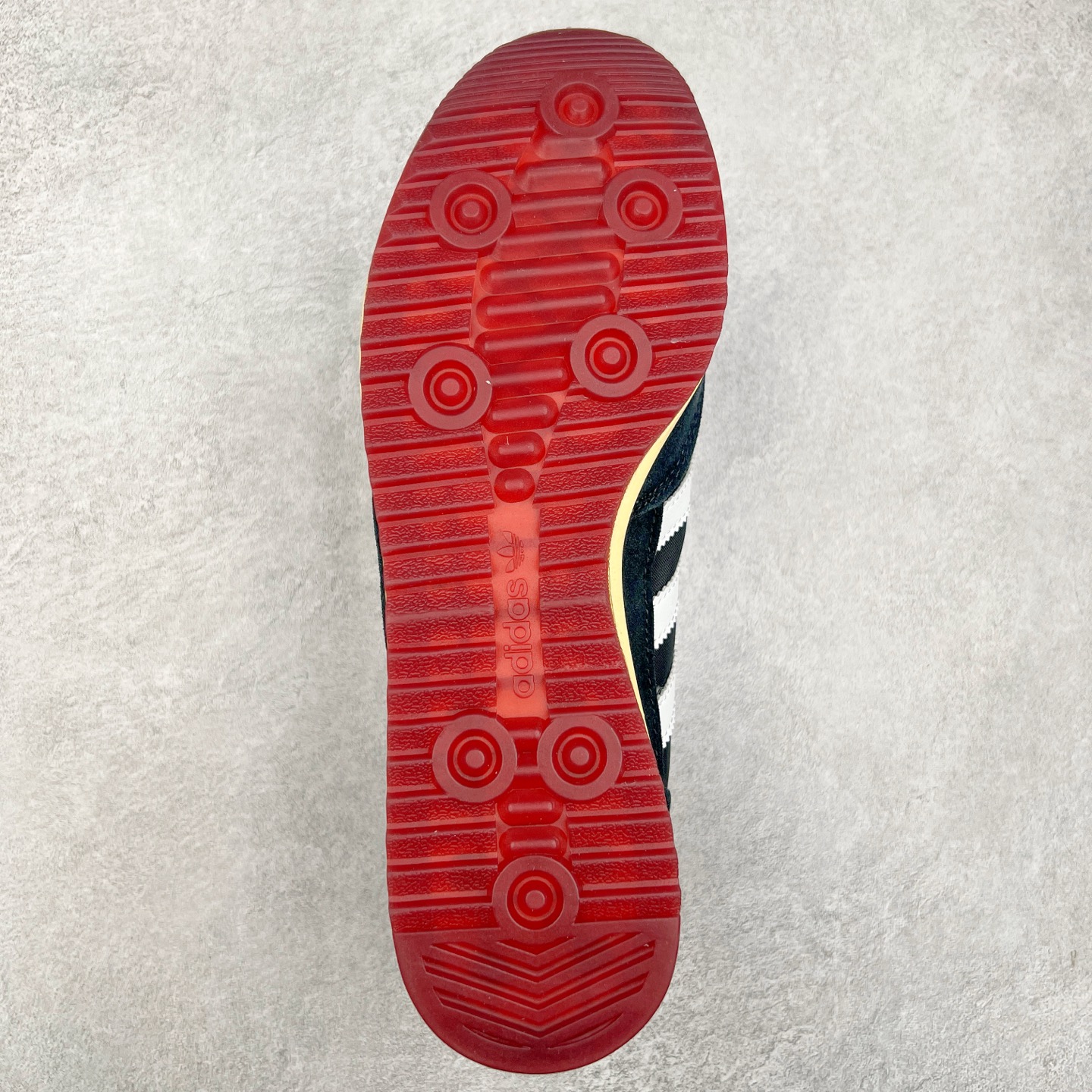 图片[9]-＃纯原 AD Wmns SL72 OG 系列德训足球风百搭低帮休闲运动板鞋 JR7973 采用高弹EVA+MODEL+RB三层组合底 区别市面RB一体大底 三层组合鞋底重量与原鞋一致 Originals 将有「T 头鞋」造型的诞生于 1972 年的 SL72 鞋款复刻带回 各位买鞋又有新选择了 1972 年 SL72 问世后 引领了后来阿迪达斯的跑鞋发展方向 其中「SL」代表了 Super Light 彰显了产品轻便的特性 1972 年 SL72 问世后 引领了后来阿迪达斯的跑鞋发展方向 其中「SL」代表了 Super Light 彰显了产品轻便的特性 这次 Originals 延续其轻质经典的基因 带来男女两款 SL72 男生款带来 SL72 RS 鞋型 RS 意为 Reshaped（重塑）鞋款在保留了经典的外观基础上 在尼龙材质里增加了填充物 使鞋型更加挺立和饱满 鞋头则更加圆润 鞋底的 EVA 材质则增加了鞋款的高度 女生款则带来 SL72 OG W 鞋型 OG 顾名思义则是致敬经典款式 相较于 RS（Reshaped）鞋款 鞋身更加纤细 其整体鞋身轮廓、线条、细节、材质上尊崇 70 年代 SL72 的设计 还原经典味道 尺码：36 36⅔ 37⅓ 38 38⅔ 39⅓ 40 40⅔ 41⅓ 42 42⅔ 43⅓ 44 44⅔ 45-选品中心