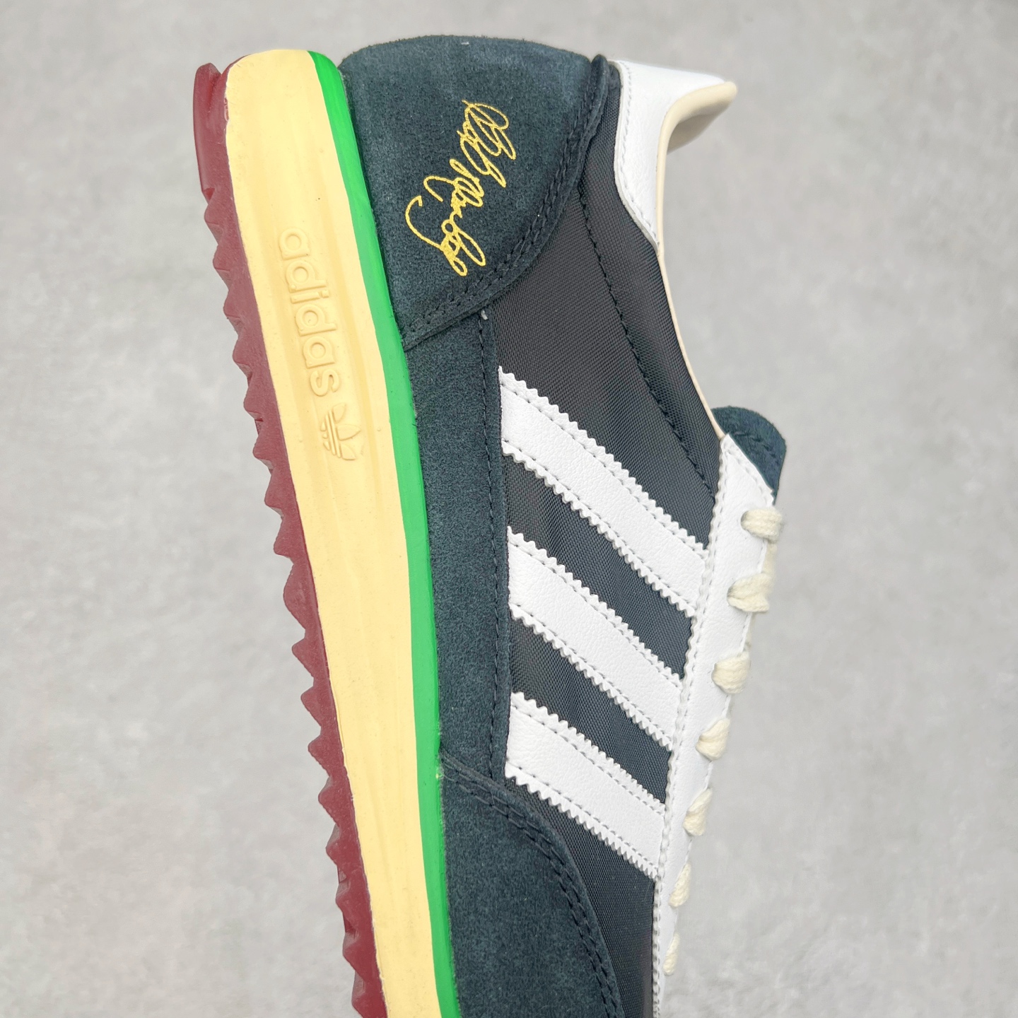 图片[6]-＃纯原 AD Wmns SL72 OG 系列德训足球风百搭低帮休闲运动板鞋 JR7973 采用高弹EVA+MODEL+RB三层组合底 区别市面RB一体大底 三层组合鞋底重量与原鞋一致 Originals 将有「T 头鞋」造型的诞生于 1972 年的 SL72 鞋款复刻带回 各位买鞋又有新选择了 1972 年 SL72 问世后 引领了后来阿迪达斯的跑鞋发展方向 其中「SL」代表了 Super Light 彰显了产品轻便的特性 1972 年 SL72 问世后 引领了后来阿迪达斯的跑鞋发展方向 其中「SL」代表了 Super Light 彰显了产品轻便的特性 这次 Originals 延续其轻质经典的基因 带来男女两款 SL72 男生款带来 SL72 RS 鞋型 RS 意为 Reshaped（重塑）鞋款在保留了经典的外观基础上 在尼龙材质里增加了填充物 使鞋型更加挺立和饱满 鞋头则更加圆润 鞋底的 EVA 材质则增加了鞋款的高度 女生款则带来 SL72 OG W 鞋型 OG 顾名思义则是致敬经典款式 相较于 RS（Reshaped）鞋款 鞋身更加纤细 其整体鞋身轮廓、线条、细节、材质上尊崇 70 年代 SL72 的设计 还原经典味道 尺码：36 36⅔ 37⅓ 38 38⅔ 39⅓ 40 40⅔ 41⅓ 42 42⅔ 43⅓ 44 44⅔ 45-选品中心