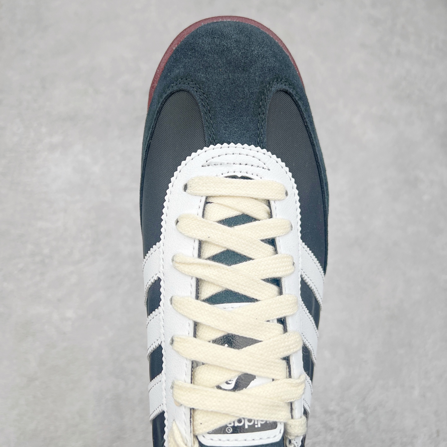 图片[4]-＃纯原 AD Wmns SL72 OG 系列德训足球风百搭低帮休闲运动板鞋 JR7973 采用高弹EVA+MODEL+RB三层组合底 区别市面RB一体大底 三层组合鞋底重量与原鞋一致 Originals 将有「T 头鞋」造型的诞生于 1972 年的 SL72 鞋款复刻带回 各位买鞋又有新选择了 1972 年 SL72 问世后 引领了后来阿迪达斯的跑鞋发展方向 其中「SL」代表了 Super Light 彰显了产品轻便的特性 1972 年 SL72 问世后 引领了后来阿迪达斯的跑鞋发展方向 其中「SL」代表了 Super Light 彰显了产品轻便的特性 这次 Originals 延续其轻质经典的基因 带来男女两款 SL72 男生款带来 SL72 RS 鞋型 RS 意为 Reshaped（重塑）鞋款在保留了经典的外观基础上 在尼龙材质里增加了填充物 使鞋型更加挺立和饱满 鞋头则更加圆润 鞋底的 EVA 材质则增加了鞋款的高度 女生款则带来 SL72 OG W 鞋型 OG 顾名思义则是致敬经典款式 相较于 RS（Reshaped）鞋款 鞋身更加纤细 其整体鞋身轮廓、线条、细节、材质上尊崇 70 年代 SL72 的设计 还原经典味道 尺码：36 36⅔ 37⅓ 38 38⅔ 39⅓ 40 40⅔ 41⅓ 42 42⅔ 43⅓ 44 44⅔ 45-选品中心