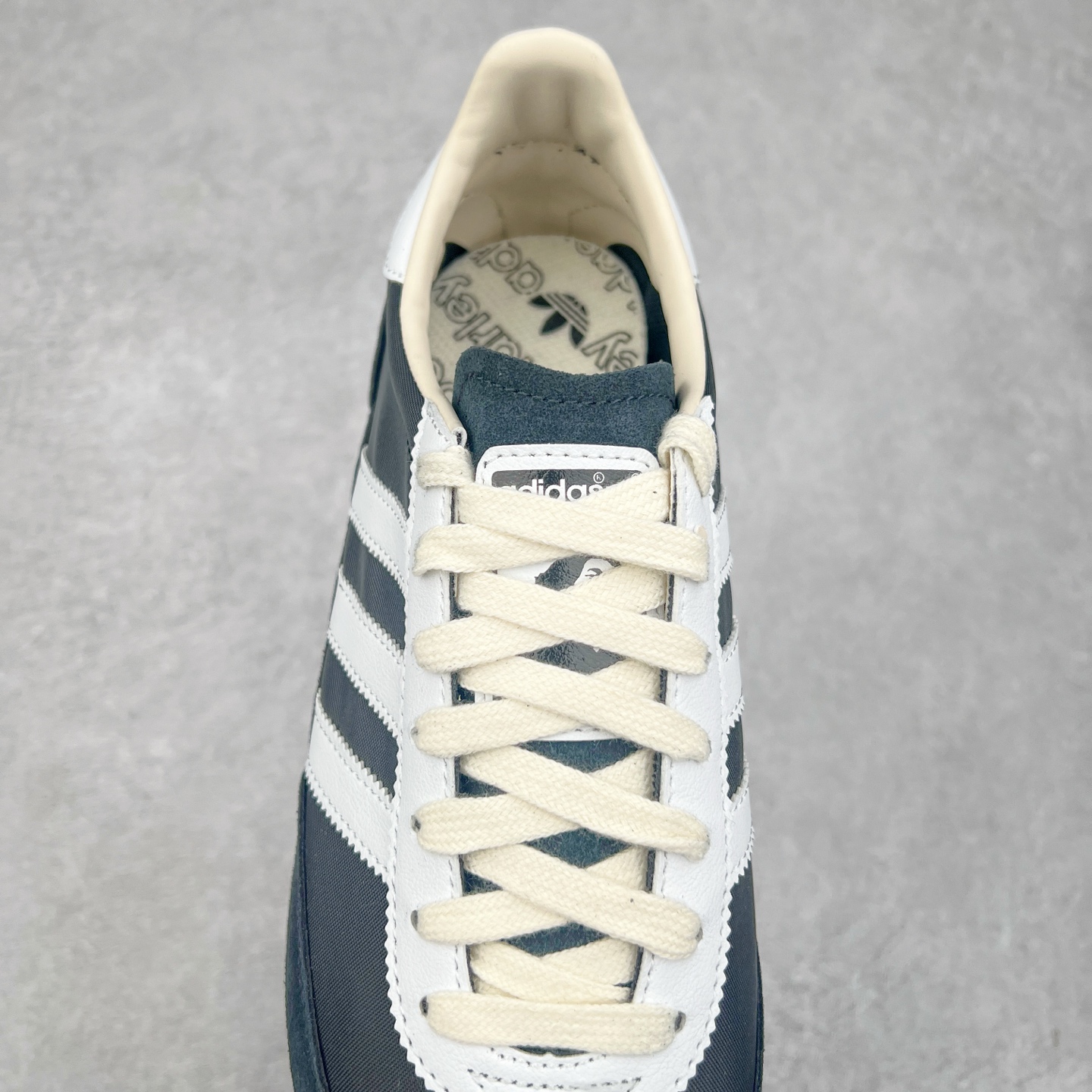 图片[5]-＃纯原 AD Wmns SL72 OG 系列德训足球风百搭低帮休闲运动板鞋 JR7973 采用高弹EVA+MODEL+RB三层组合底 区别市面RB一体大底 三层组合鞋底重量与原鞋一致 Originals 将有「T 头鞋」造型的诞生于 1972 年的 SL72 鞋款复刻带回 各位买鞋又有新选择了 1972 年 SL72 问世后 引领了后来阿迪达斯的跑鞋发展方向 其中「SL」代表了 Super Light 彰显了产品轻便的特性 1972 年 SL72 问世后 引领了后来阿迪达斯的跑鞋发展方向 其中「SL」代表了 Super Light 彰显了产品轻便的特性 这次 Originals 延续其轻质经典的基因 带来男女两款 SL72 男生款带来 SL72 RS 鞋型 RS 意为 Reshaped（重塑）鞋款在保留了经典的外观基础上 在尼龙材质里增加了填充物 使鞋型更加挺立和饱满 鞋头则更加圆润 鞋底的 EVA 材质则增加了鞋款的高度 女生款则带来 SL72 OG W 鞋型 OG 顾名思义则是致敬经典款式 相较于 RS（Reshaped）鞋款 鞋身更加纤细 其整体鞋身轮廓、线条、细节、材质上尊崇 70 年代 SL72 的设计 还原经典味道 尺码：36 36⅔ 37⅓ 38 38⅔ 39⅓ 40 40⅔ 41⅓ 42 42⅔ 43⅓ 44 44⅔ 45-选品中心